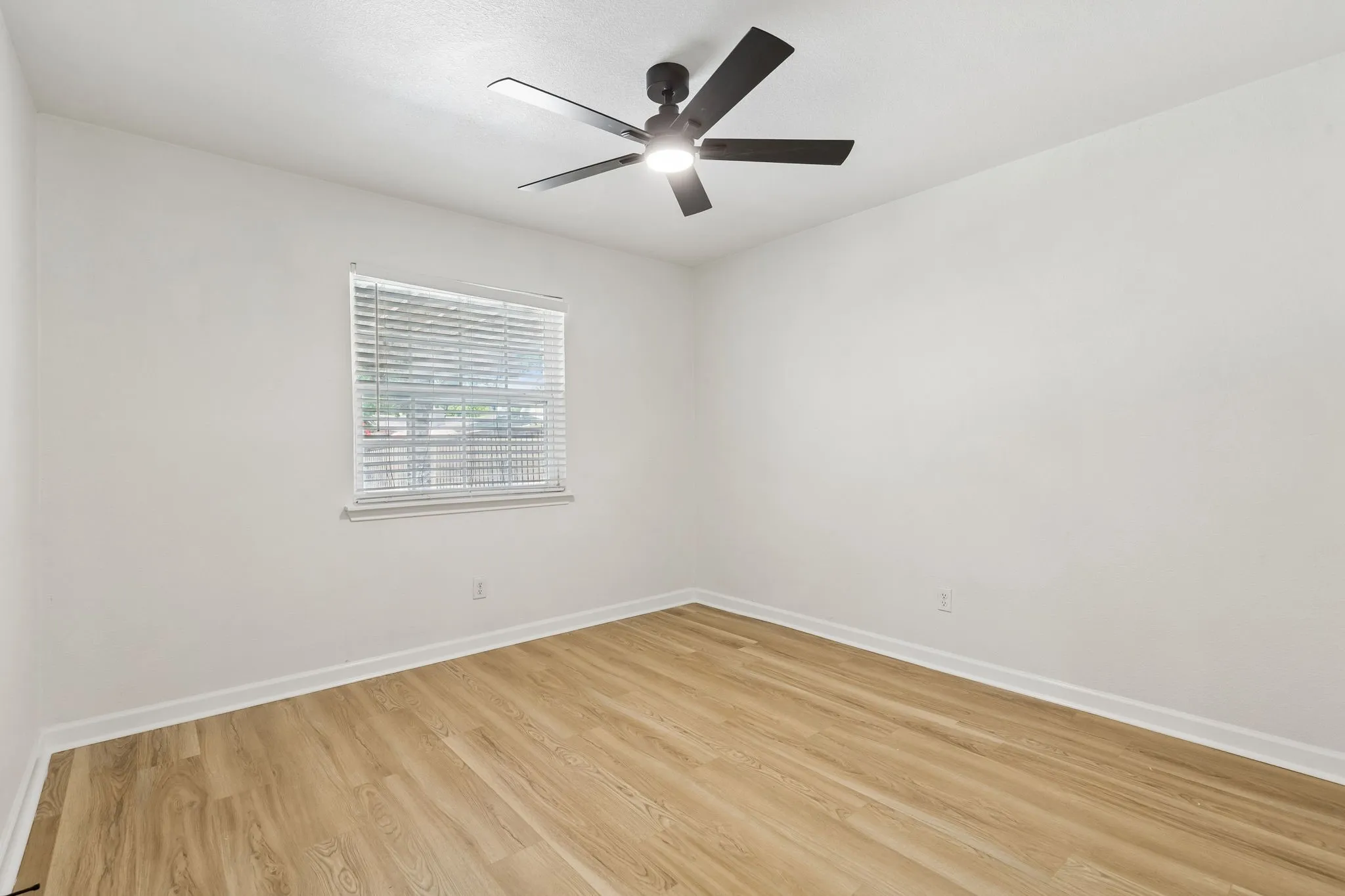 Single Family Residence For Sale in Dallas County , 8148 Clear Springs Road, Dallas, Texas 75240, 3 Bedroom, 2 Bathroom, 2 Garage spaces, 1,652 Sqft, built in 1966, mls#21371126, Real Estate Agent in Dallas, Homes For Sale in Dallas county, Homes For Sale in Dallas, Realtor in Dallas Texas, Real Estate Brokerage Independent Realty Texas, Luminita Cordes Realtor