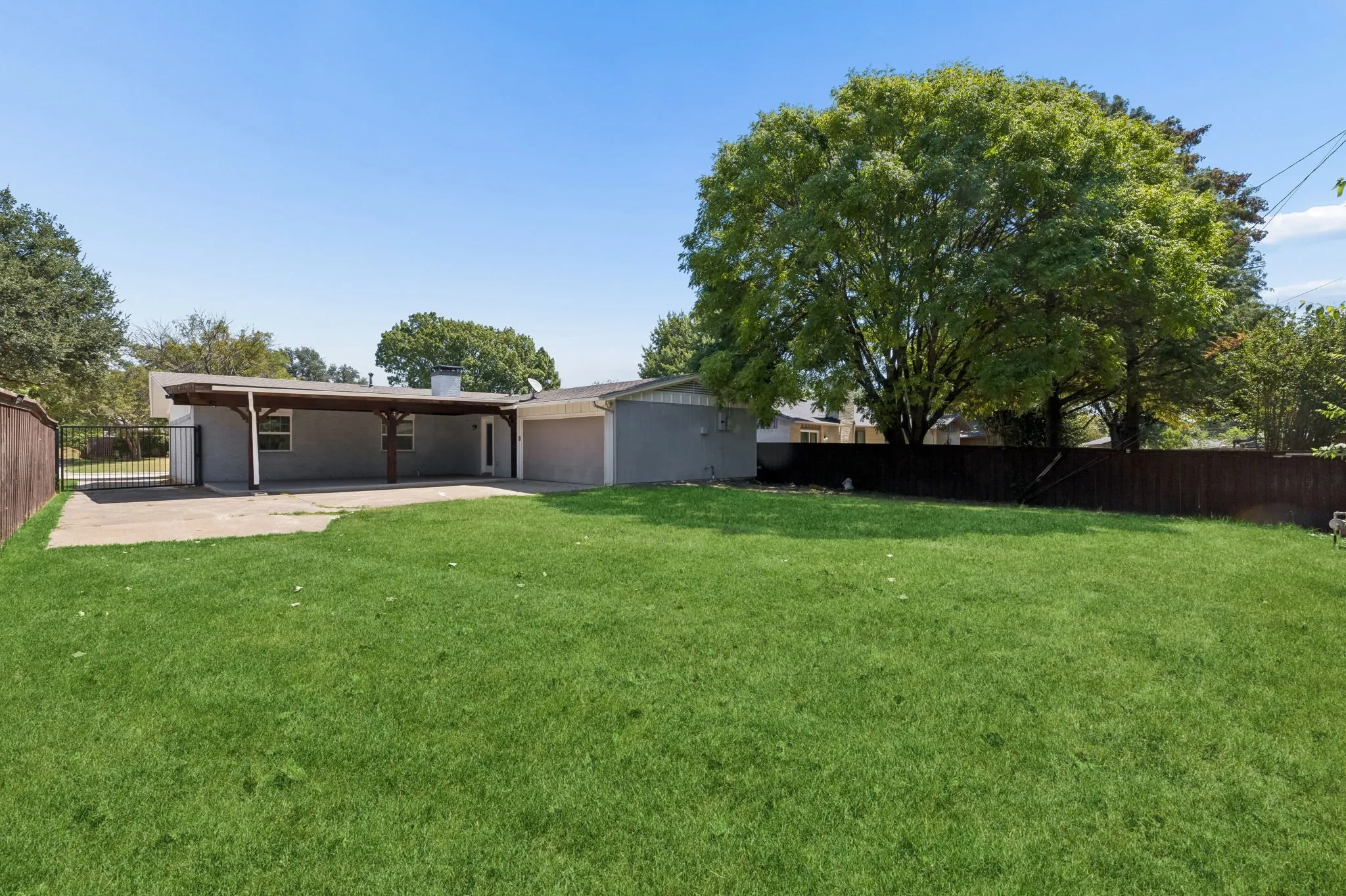 Single Family Residence For Sale in Dallas County , 8148 Clear Springs Road, Dallas, Texas 75240, 3 Bedroom, 2 Bathroom, 2 Garage spaces, 1,652 Sqft, built in 1966, mls#21371126, Real Estate Agent in Dallas, Homes For Sale in Dallas county, Homes For Sale in Dallas, Realtor in Dallas Texas, Real Estate Brokerage Independent Realty Texas, Luminita Cordes Realtor