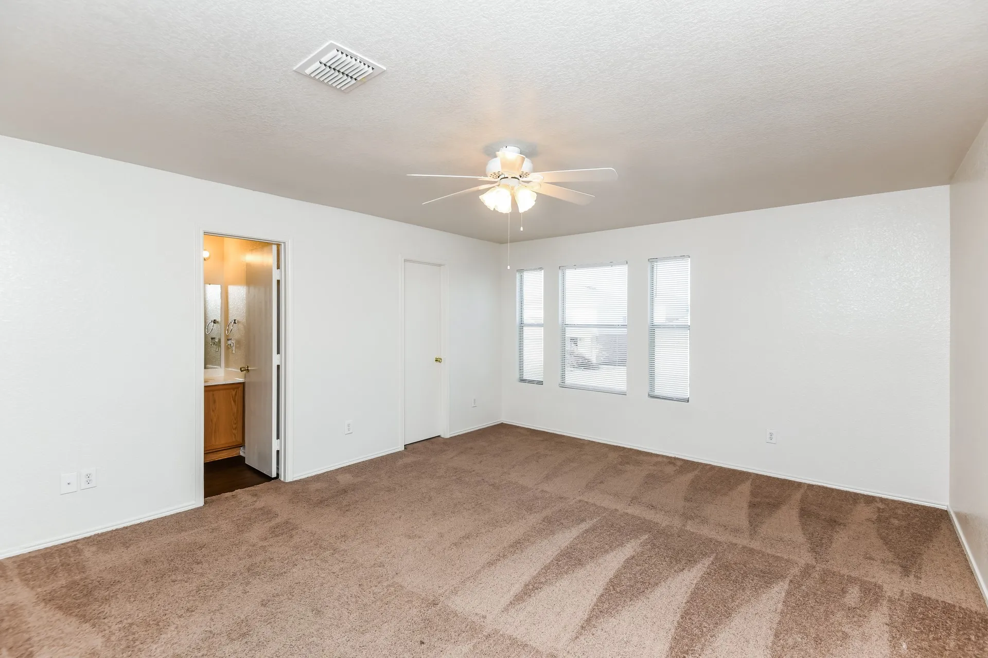 Single Family Residence For Rent in Tarrant County , 6624 Meadow Way Lane, Fort Worth, Texas 76179, 4 Bedroom, 3 Bathroom, 2 Garage spaces, 1,956 Sqft, built in 2005, mls#21372445, Real Estate Agent in Fort Worth, Homes For Rent in Tarrant county, Homes For Rent in Fort Worth, Realtor in Fort Worth Texas, Real Estate Brokerage Independent Realty Texas, Luminita Cordes Realtor