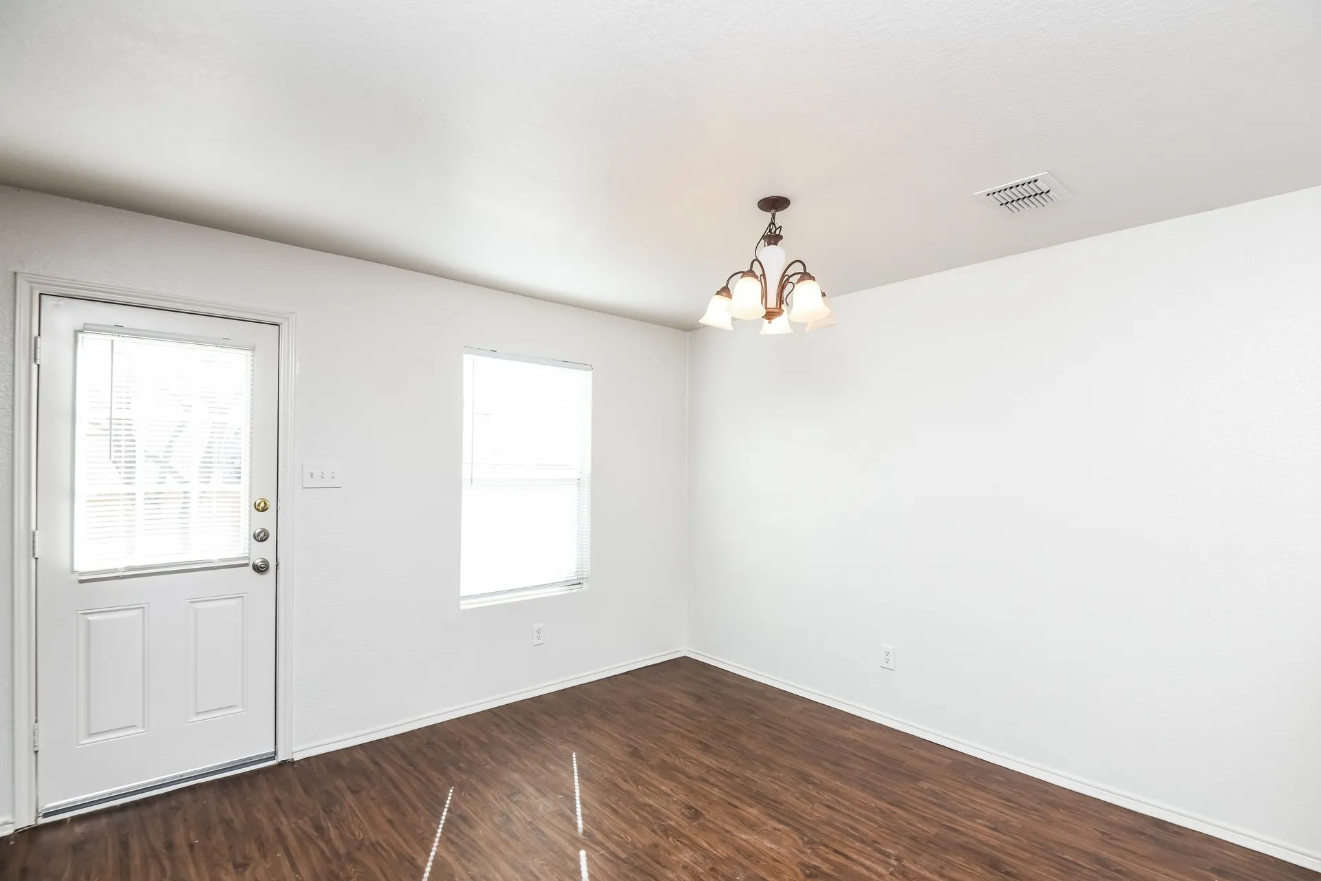 Single Family Residence For Rent in Tarrant County , 6624 Meadow Way Lane, Fort Worth, Texas 76179, 4 Bedroom, 3 Bathroom, 2 Garage spaces, 1,956 Sqft, built in 2005, mls#21372445, Real Estate Agent in Fort Worth, Homes For Rent in Tarrant county, Homes For Rent in Fort Worth, Realtor in Fort Worth Texas, Real Estate Brokerage Independent Realty Texas, Luminita Cordes Realtor
