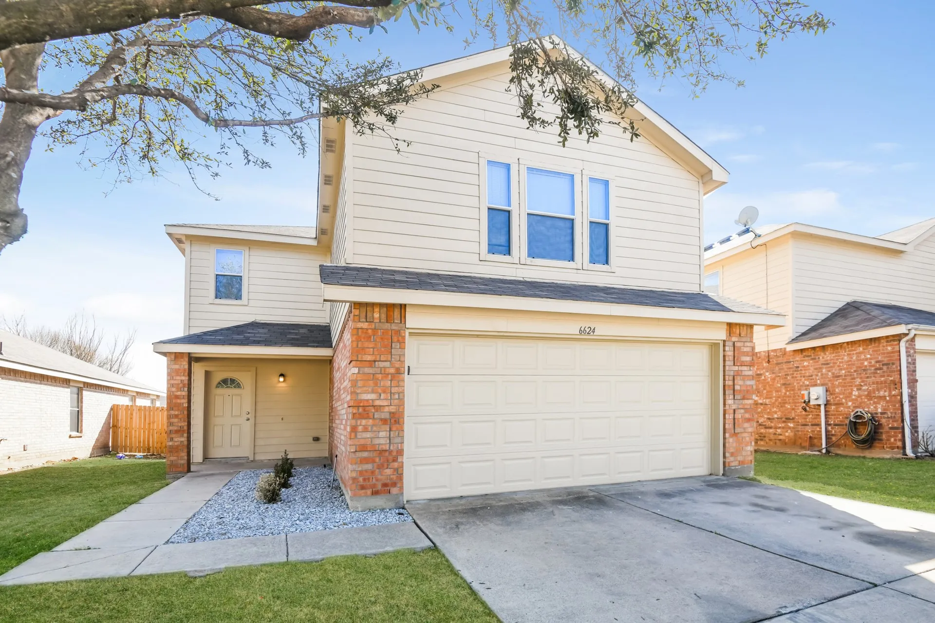 Single Family Residence For Rent in Tarrant County , 6624 Meadow Way Lane, Fort Worth, Texas 76179, 4 Bedroom, 3 Bathroom, 2 Garage spaces, 1,956 Sqft, built in 2005, mls#21372445, Real Estate Agent in Fort Worth, Homes For Rent in Tarrant county, Homes For Rent in Fort Worth, Realtor in Fort Worth Texas, Real Estate Brokerage Independent Realty Texas, Luminita Cordes Realtor
