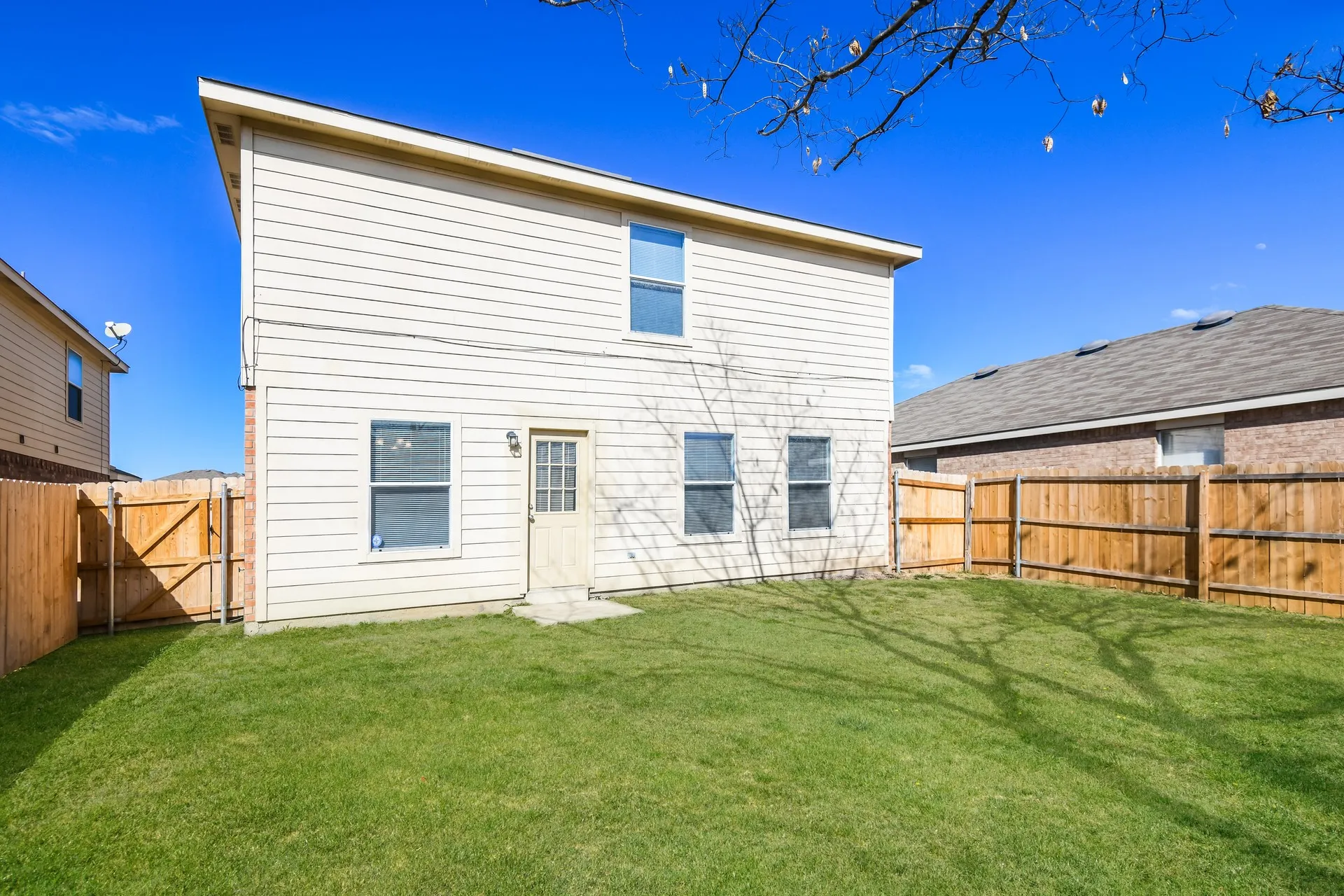 Single Family Residence For Rent in Tarrant County , 6624 Meadow Way Lane, Fort Worth, Texas 76179, 4 Bedroom, 3 Bathroom, 2 Garage spaces, 1,956 Sqft, built in 2005, mls#21372445, Real Estate Agent in Fort Worth, Homes For Rent in Tarrant county, Homes For Rent in Fort Worth, Realtor in Fort Worth Texas, Real Estate Brokerage Independent Realty Texas, Luminita Cordes Realtor