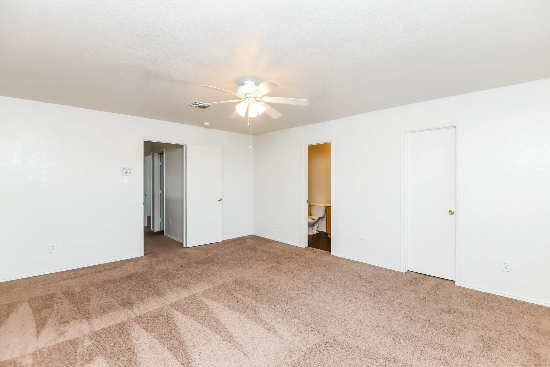 Single Family Residence For Rent in Tarrant County , 6624 Meadow Way Lane, Fort Worth, Texas 76179, 4 Bedroom, 3 Bathroom, 2 Garage spaces, 1,956 Sqft, built in 2005, mls#21372445, Real Estate Agent in Fort Worth, Homes For Rent in Tarrant county, Homes For Rent in Fort Worth, Realtor in Fort Worth Texas, Real Estate Brokerage Independent Realty Texas, Luminita Cordes Realtor