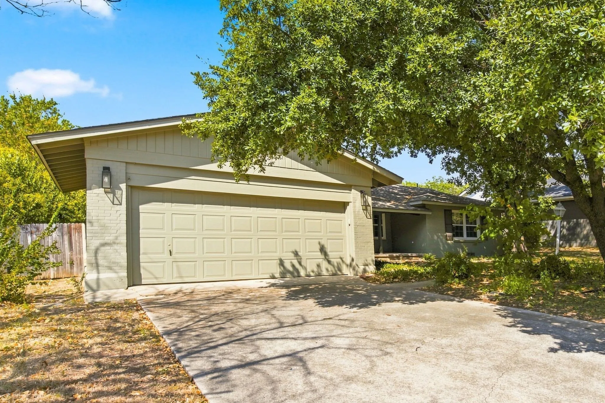 Single Family Residence For Sale in Tarrant County , 3300 Leith Avenue, Fort Worth, Texas 76133, 3 Bedroom, 2 Bathroom, 2 Garage spaces, 1,375 Sqft, built in 1956, mls#21372124, Real Estate Agent in Fort Worth, Homes For Sale in Tarrant county, Homes For Sale in Fort Worth, Realtor in Fort Worth Texas, Real Estate Brokerage Independent Realty Texas, Luminita Cordes Realtor