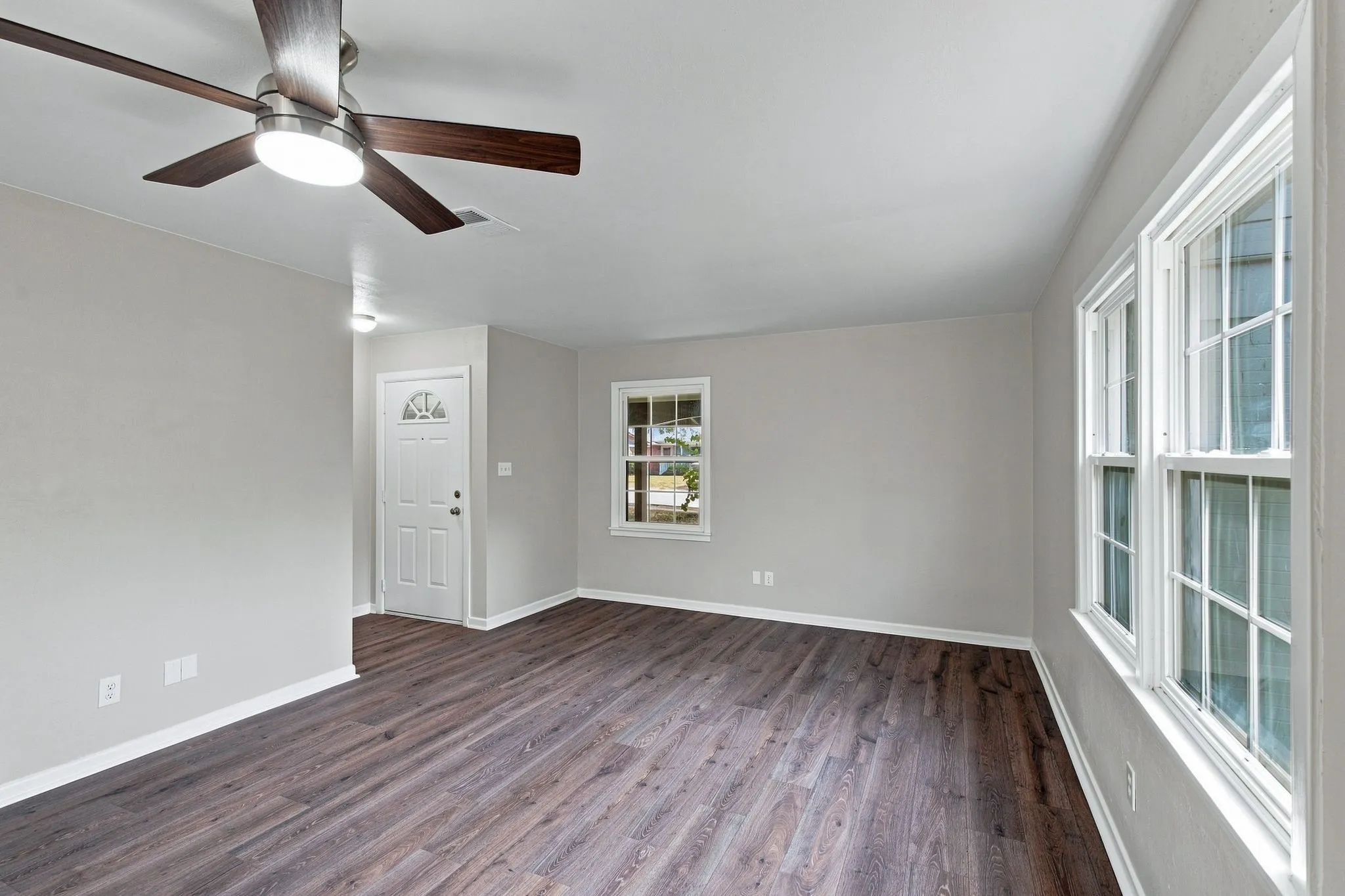 Single Family Residence For Sale in Tarrant County , 3300 Leith Avenue, Fort Worth, Texas 76133, 3 Bedroom, 2 Bathroom, 2 Garage spaces, 1,375 Sqft, built in 1956, mls#21372124, Real Estate Agent in Fort Worth, Homes For Sale in Tarrant county, Homes For Sale in Fort Worth, Realtor in Fort Worth Texas, Real Estate Brokerage Independent Realty Texas, Luminita Cordes Realtor