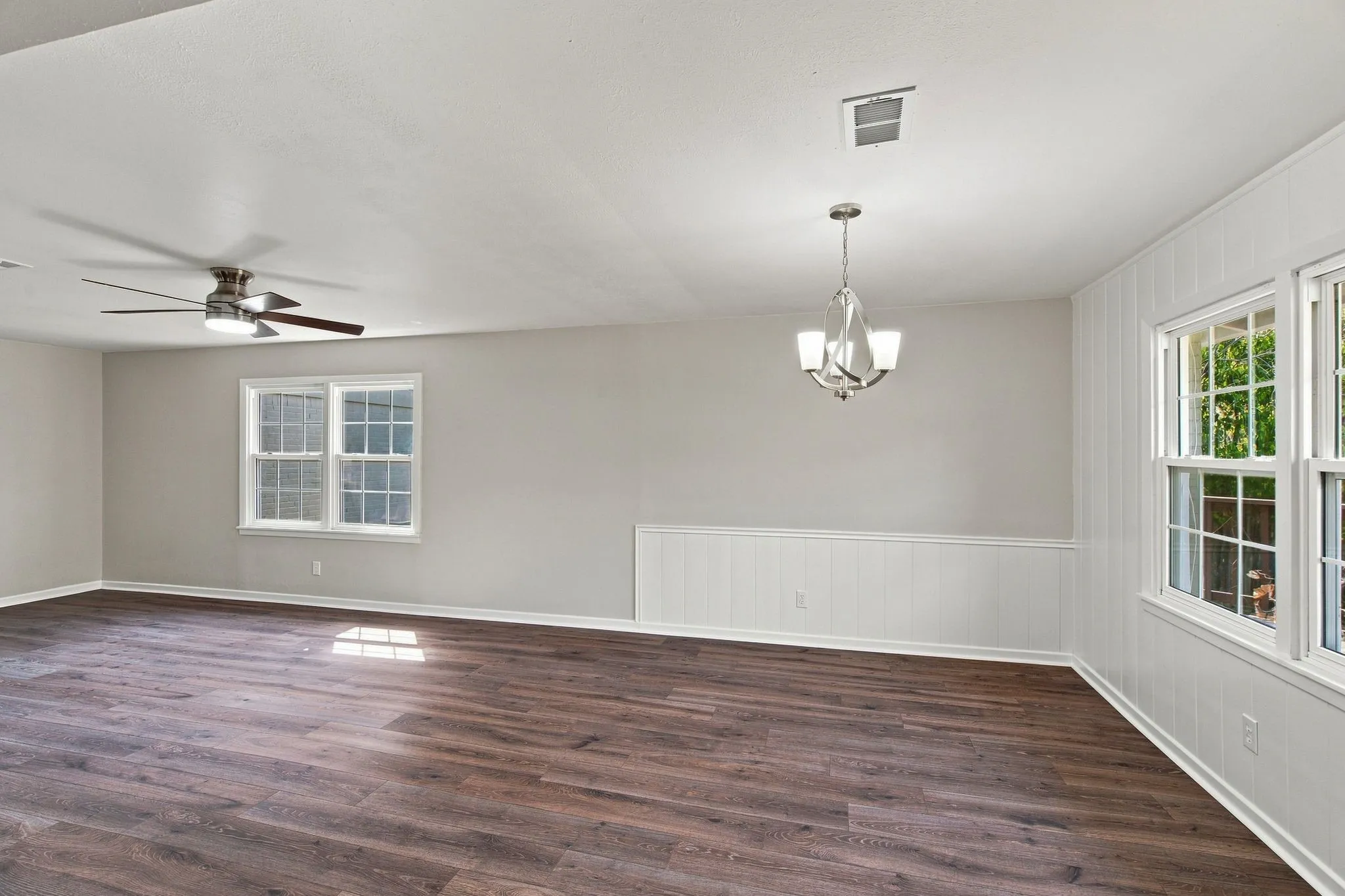 Single Family Residence For Sale in Tarrant County , 3300 Leith Avenue, Fort Worth, Texas 76133, 3 Bedroom, 2 Bathroom, 2 Garage spaces, 1,375 Sqft, built in 1956, mls#21372124, Real Estate Agent in Fort Worth, Homes For Sale in Tarrant county, Homes For Sale in Fort Worth, Realtor in Fort Worth Texas, Real Estate Brokerage Independent Realty Texas, Luminita Cordes Realtor