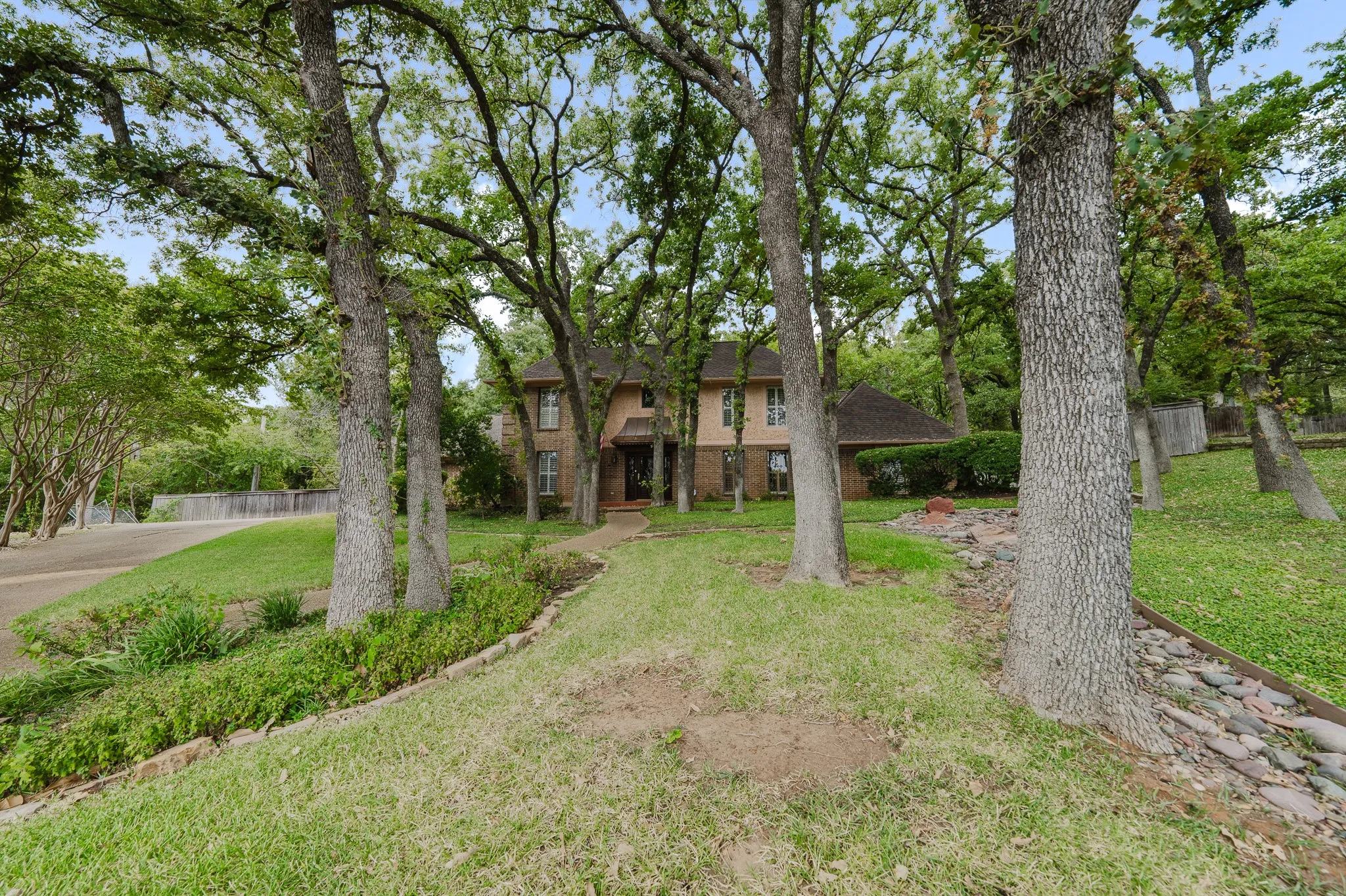 Single Family Residence For Sale in Tarrant County , 7500 Teakwood Court, Fort Worth, Texas 76112, 4 Bedroom, 4 Bathroom, 2 Garage spaces, 3,491 Sqft, built in 1980, mls#21366370, Real Estate Agent in Fort Worth, Homes For Sale in Tarrant county, Homes For Sale in Fort Worth, Realtor in Fort Worth Texas, Real Estate Brokerage Independent Realty Texas, Luminita Cordes Realtor