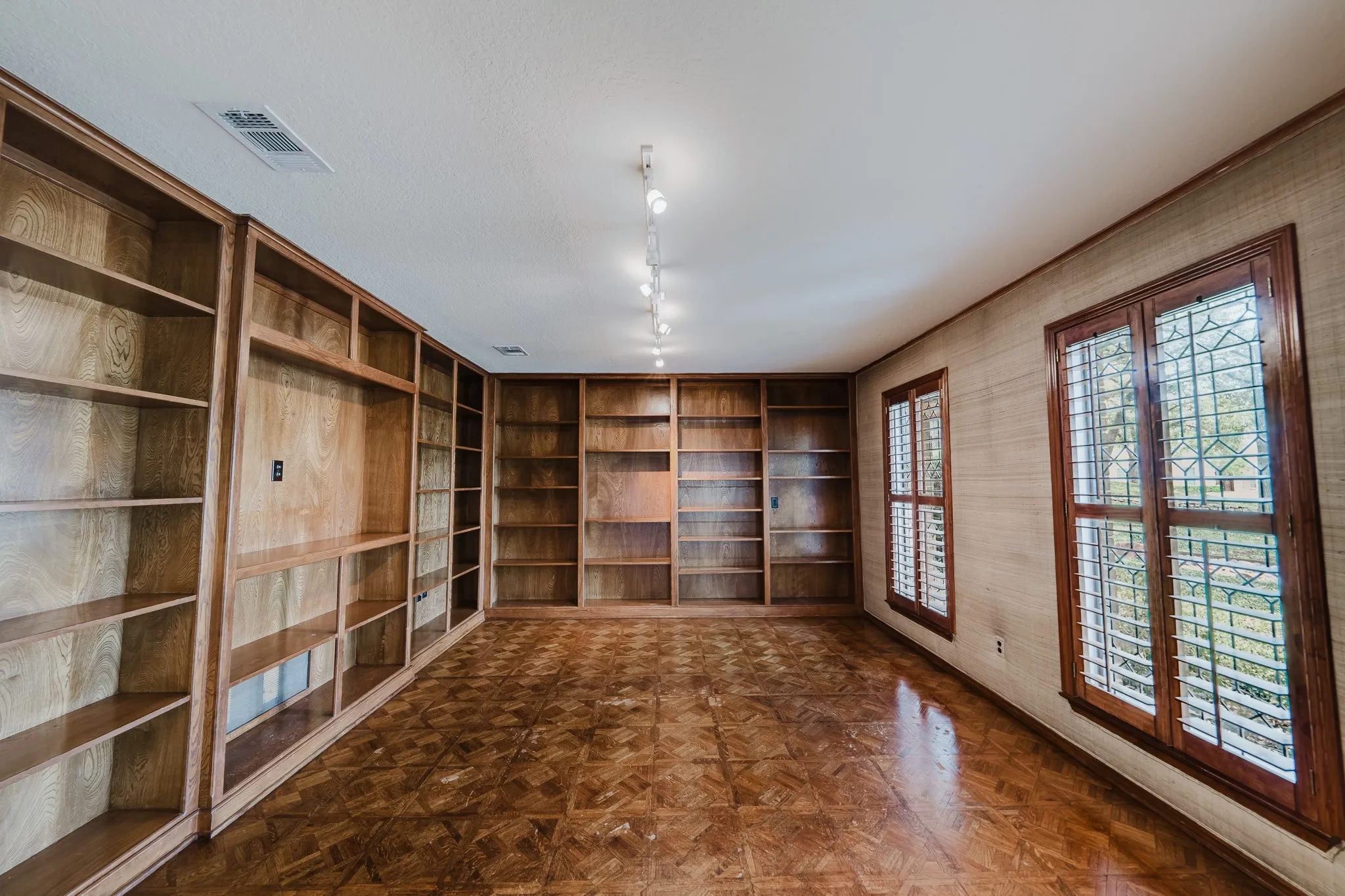 Single Family Residence For Sale in Tarrant County , 7500 Teakwood Court, Fort Worth, Texas 76112, 4 Bedroom, 4 Bathroom, 2 Garage spaces, 3,491 Sqft, built in 1980, mls#21366370, Real Estate Agent in Fort Worth, Homes For Sale in Tarrant county, Homes For Sale in Fort Worth, Realtor in Fort Worth Texas, Real Estate Brokerage Independent Realty Texas, Luminita Cordes Realtor