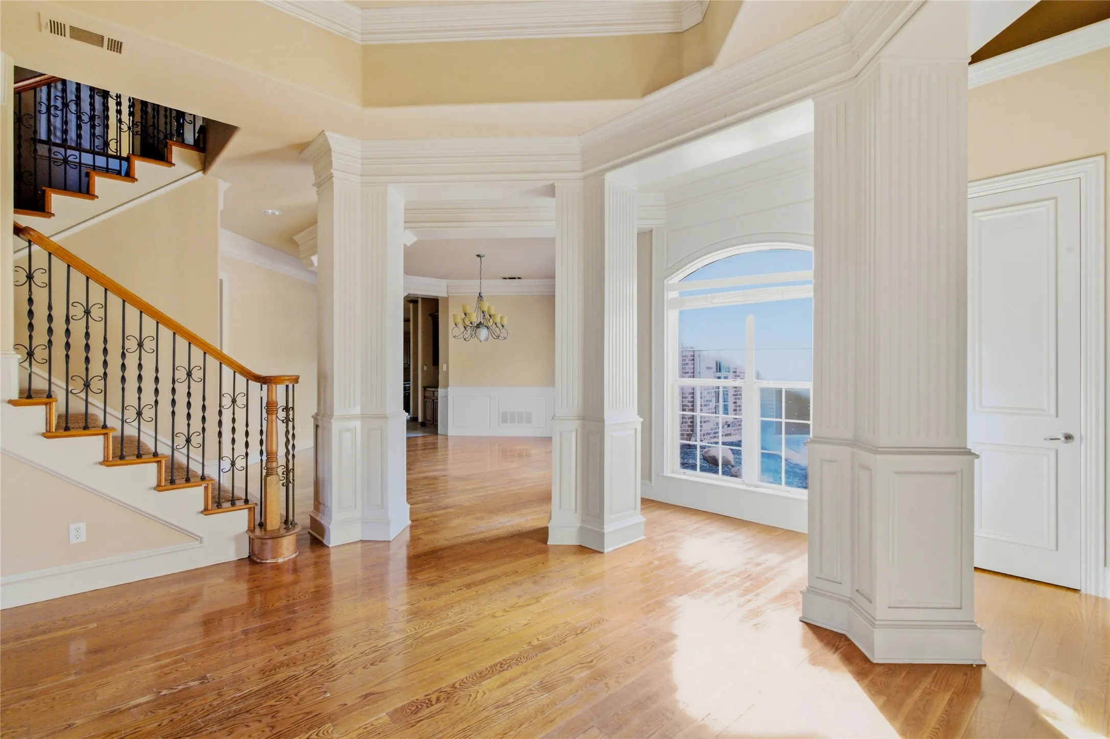 Single Family Residence For Sale in Tarrant County , 413 Marshall Road, Southlake, Texas 76092, 6 Bedroom, 5 Bathroom, 3 Garage spaces, 4,989 Sqft, built in 1998, mls#21351865, Real Estate Agent in Southlake, Homes For Sale in Tarrant county, Homes For Sale in Southlake, Realtor in Southlake Texas, Real Estate Brokerage Independent Realty Texas, Luminita Cordes Realtor