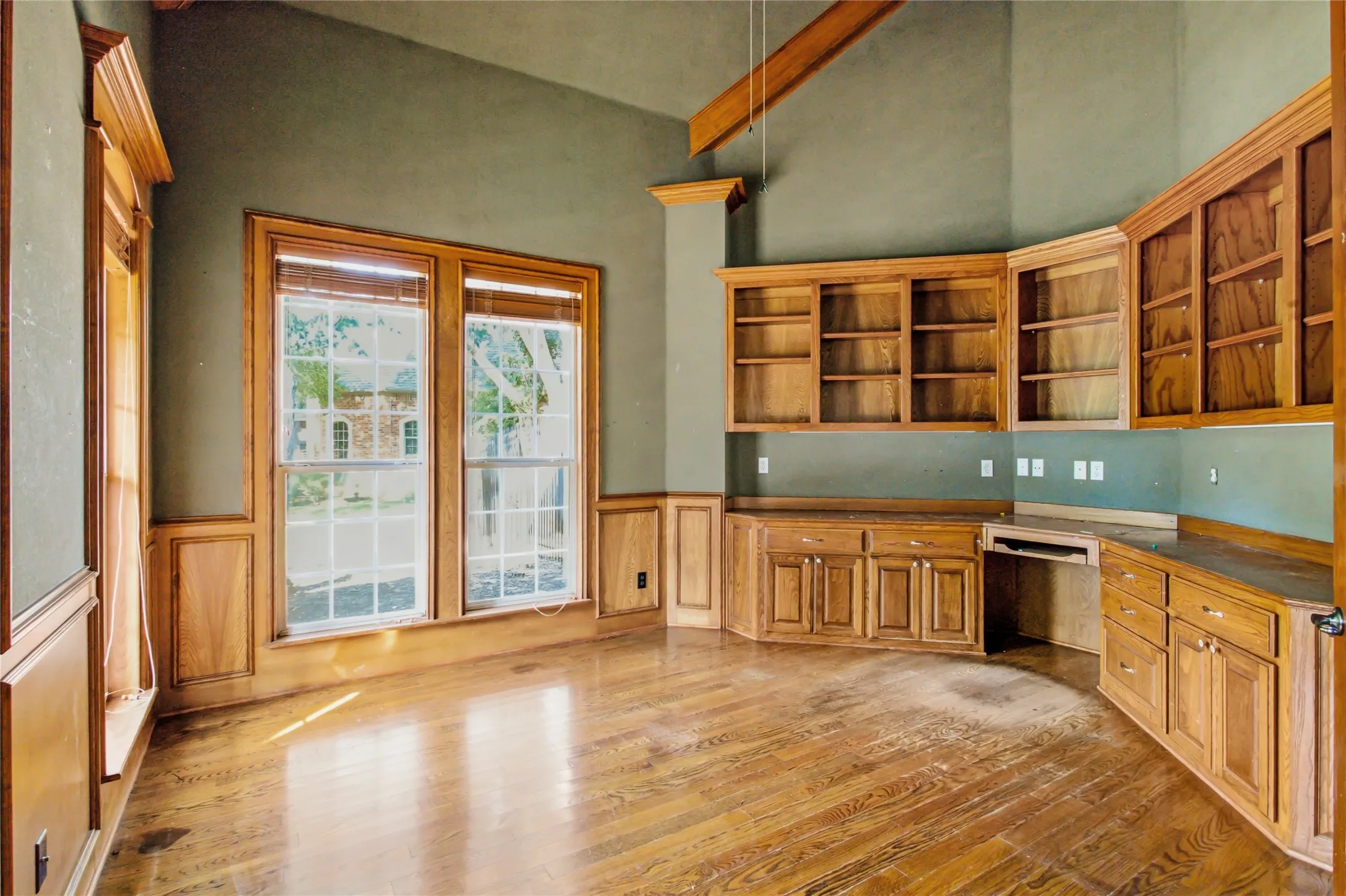Single Family Residence For Sale in Tarrant County , 413 Marshall Road, Southlake, Texas 76092, 6 Bedroom, 5 Bathroom, 3 Garage spaces, 4,989 Sqft, built in 1998, mls#21351865, Real Estate Agent in Southlake, Homes For Sale in Tarrant county, Homes For Sale in Southlake, Realtor in Southlake Texas, Real Estate Brokerage Independent Realty Texas, Luminita Cordes Realtor