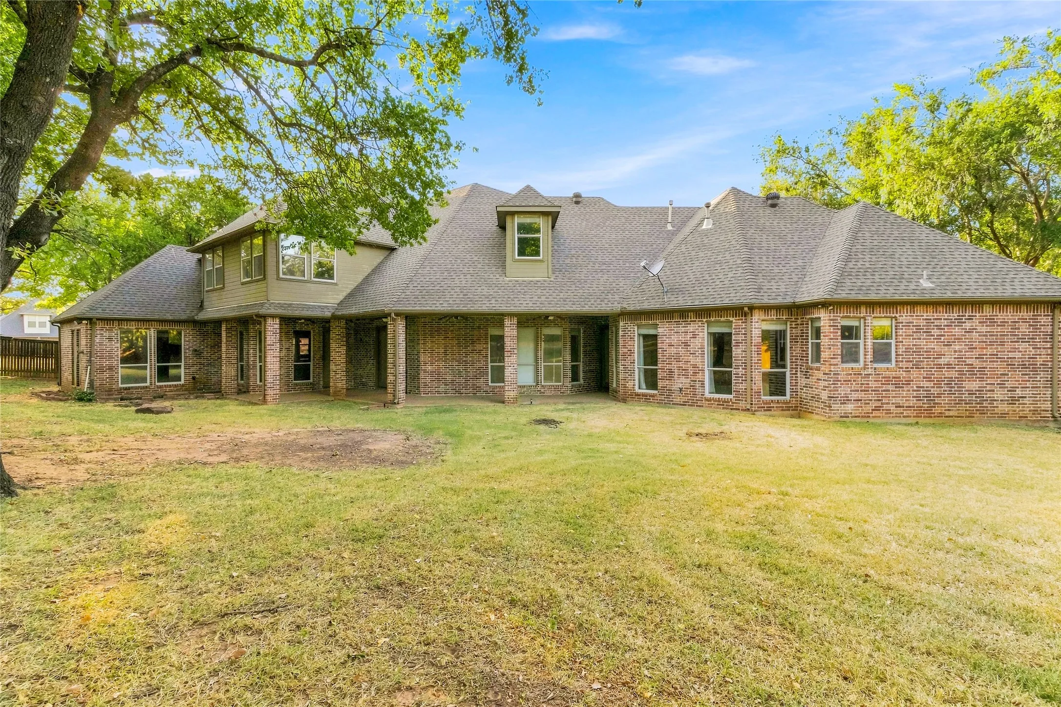 Single Family Residence For Sale in Tarrant County , 413 Marshall Road, Southlake, Texas 76092, 6 Bedroom, 5 Bathroom, 3 Garage spaces, 4,989 Sqft, built in 1998, mls#21351865, Real Estate Agent in Southlake, Homes For Sale in Tarrant county, Homes For Sale in Southlake, Realtor in Southlake Texas, Real Estate Brokerage Independent Realty Texas, Luminita Cordes Realtor