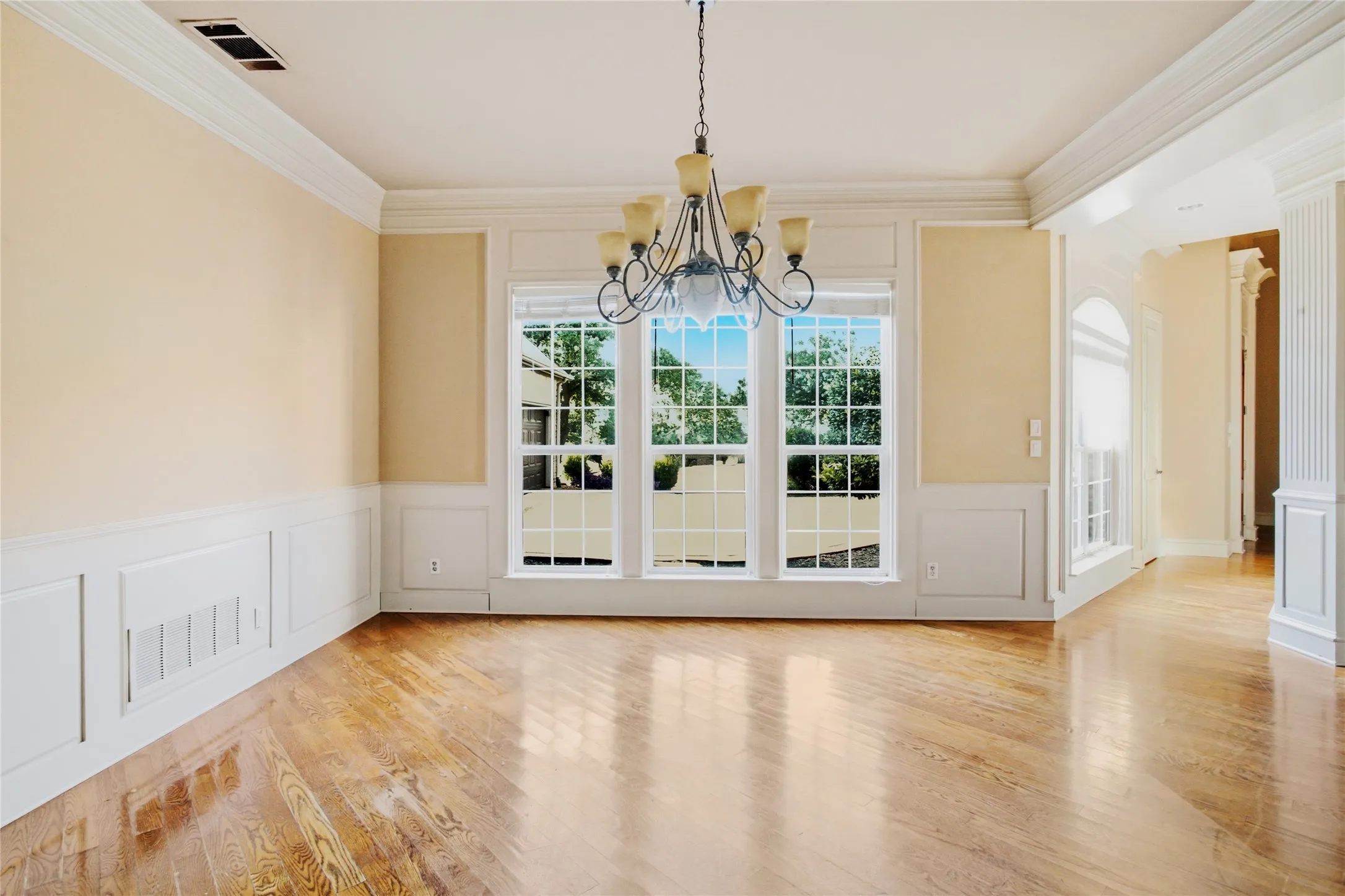 Single Family Residence For Sale in Tarrant County , 413 Marshall Road, Southlake, Texas 76092, 6 Bedroom, 5 Bathroom, 3 Garage spaces, 4,989 Sqft, built in 1998, mls#21351865, Real Estate Agent in Southlake, Homes For Sale in Tarrant county, Homes For Sale in Southlake, Realtor in Southlake Texas, Real Estate Brokerage Independent Realty Texas, Luminita Cordes Realtor