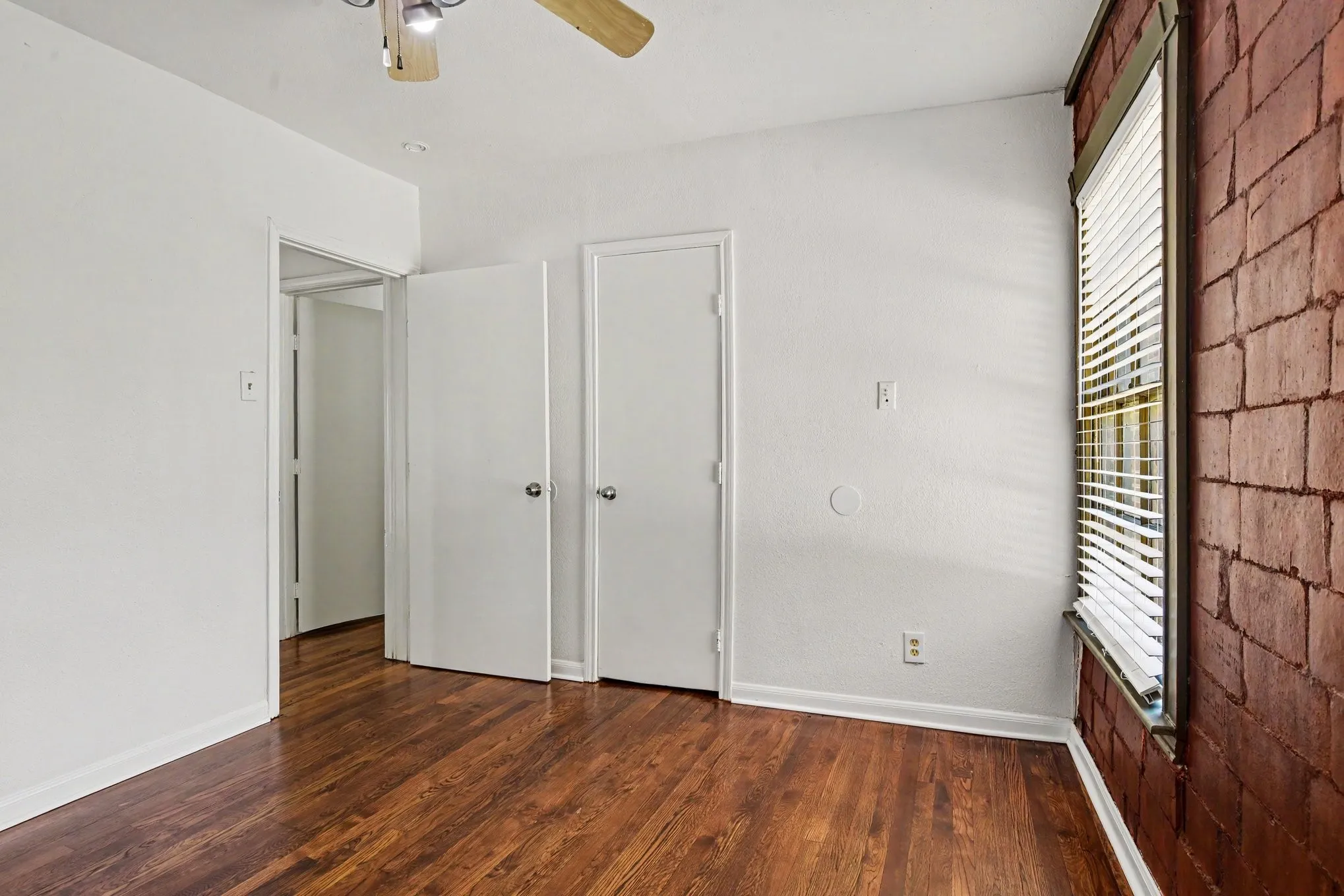 Quadruplex For Rent in Dallas County , 405 N Prairie, Dallas, Texas 75246, 2 Bedroom, 1 Bathroom, Garage spaces, 1,200 Sqft, built in 1946, mls#21372456, Real Estate Agent in Dallas, Homes For Rent in Dallas county, Homes For Rent in Dallas, Realtor in Dallas Texas, Real Estate Brokerage Independent Realty Texas, Luminita Cordes Realtor