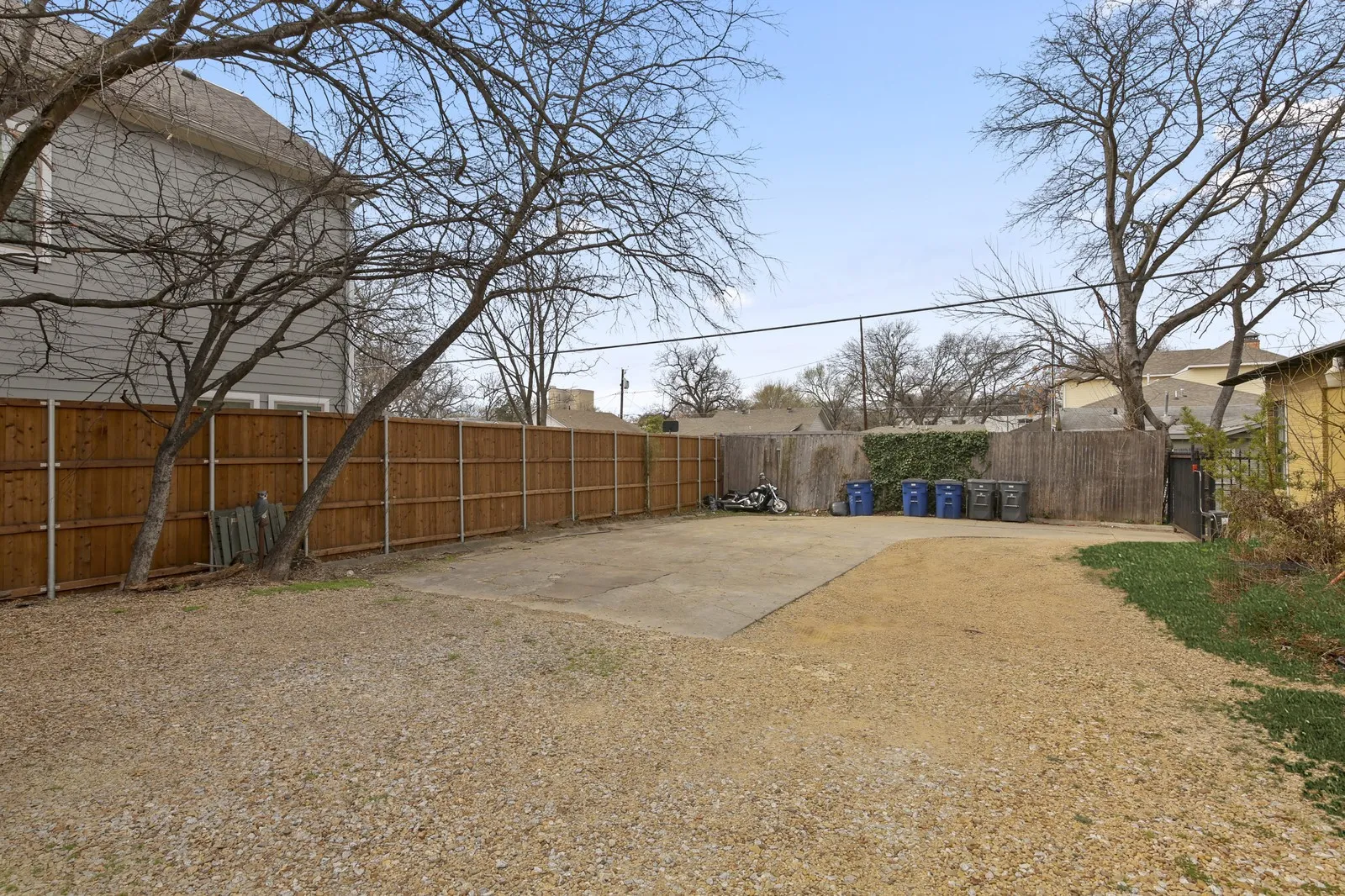 Quadruplex For Rent in Dallas County , 405 N Prairie, Dallas, Texas 75246, 2 Bedroom, 1 Bathroom, Garage spaces, 1,200 Sqft, built in 1946, mls#21372456, Real Estate Agent in Dallas, Homes For Rent in Dallas county, Homes For Rent in Dallas, Realtor in Dallas Texas, Real Estate Brokerage Independent Realty Texas, Luminita Cordes Realtor