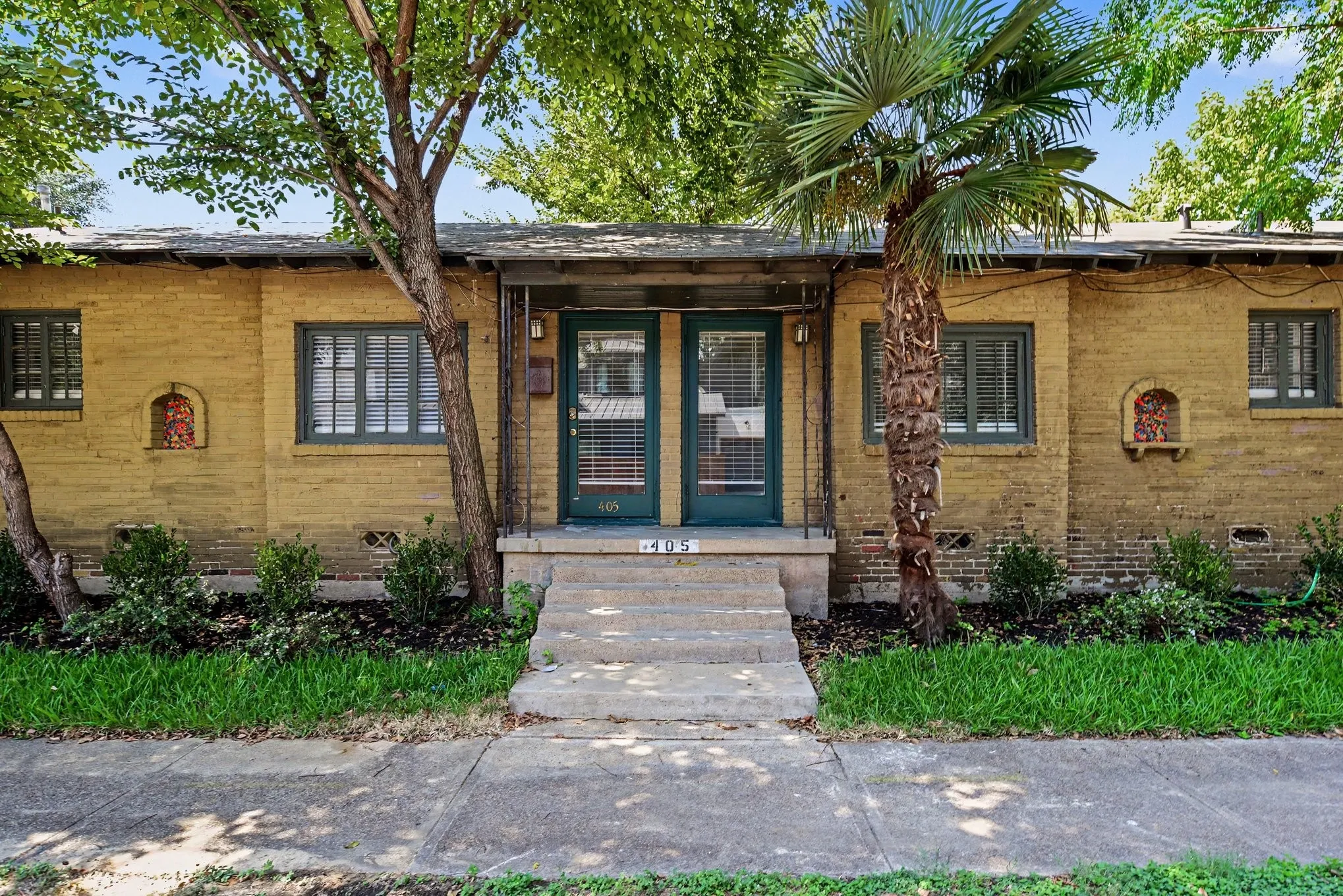 Quadruplex For Rent in Dallas County , 405 N Prairie, Dallas, Texas 75246, 2 Bedroom, 1 Bathroom, Garage spaces, 1,200 Sqft, built in 1946, mls#21372456, Real Estate Agent in Dallas, Homes For Rent in Dallas county, Homes For Rent in Dallas, Realtor in Dallas Texas, Real Estate Brokerage Independent Realty Texas, Luminita Cordes Realtor