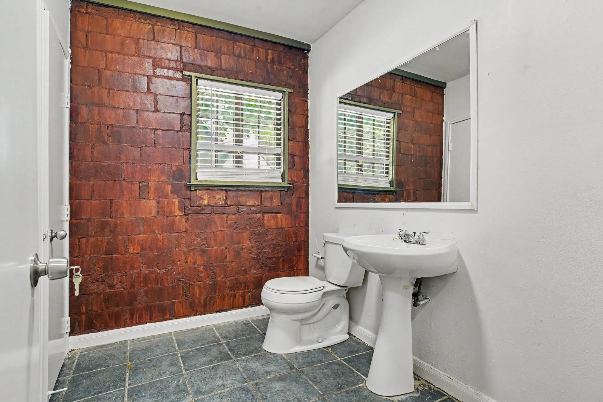 Quadruplex For Rent in Dallas County , 405 N Prairie, Dallas, Texas 75246, 2 Bedroom, 1 Bathroom, Garage spaces, 1,200 Sqft, built in 1946, mls#21372456, Real Estate Agent in Dallas, Homes For Rent in Dallas county, Homes For Rent in Dallas, Realtor in Dallas Texas, Real Estate Brokerage Independent Realty Texas, Luminita Cordes Realtor