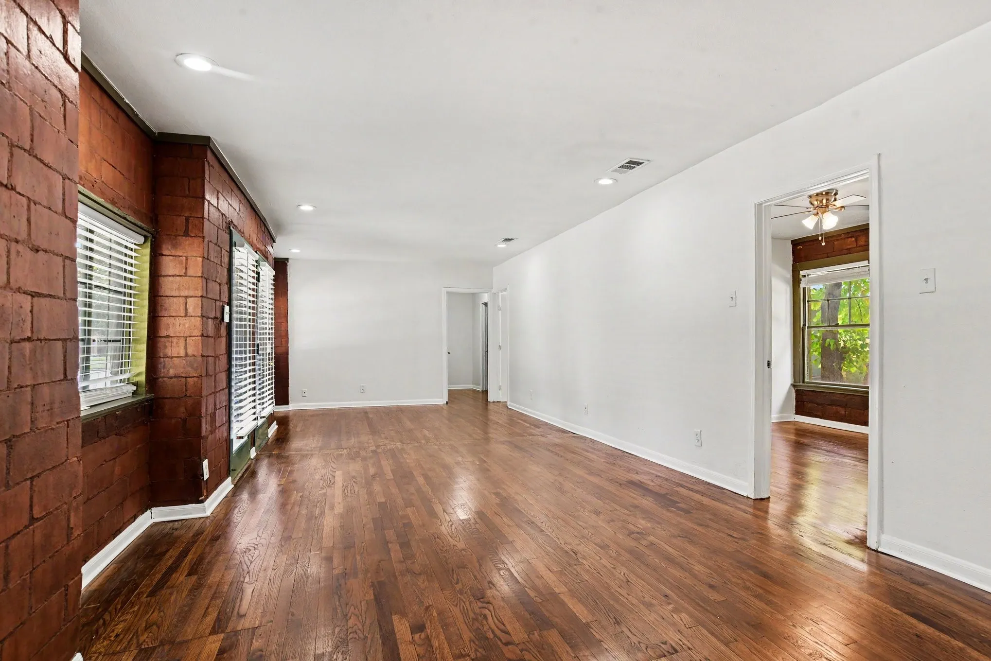 Quadruplex For Rent in Dallas County , 405 N Prairie, Dallas, Texas 75246, 2 Bedroom, 1 Bathroom, Garage spaces, 1,200 Sqft, built in 1946, mls#21372456, Real Estate Agent in Dallas, Homes For Rent in Dallas county, Homes For Rent in Dallas, Realtor in Dallas Texas, Real Estate Brokerage Independent Realty Texas, Luminita Cordes Realtor