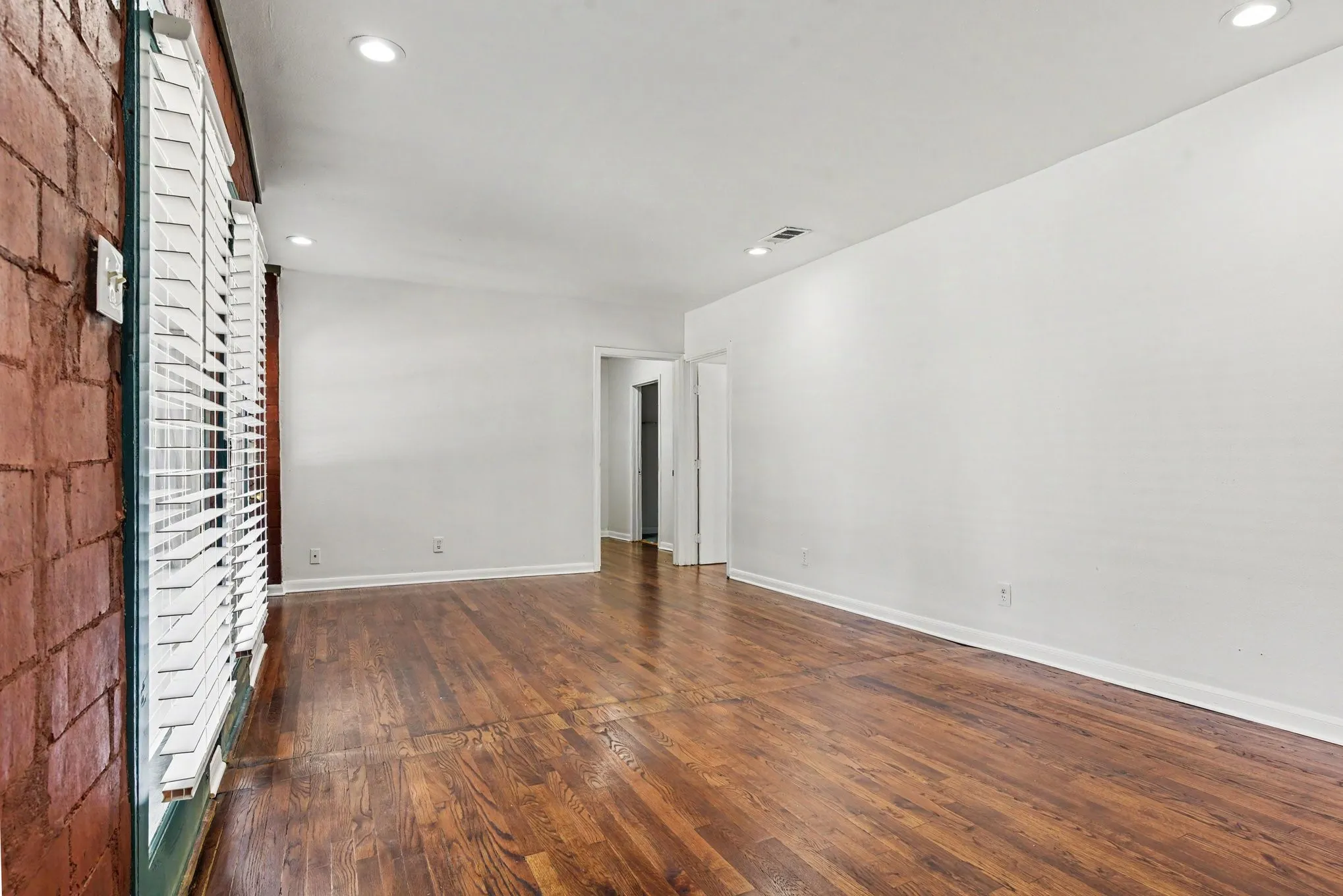 Quadruplex For Rent in Dallas County , 405 N Prairie, Dallas, Texas 75246, 2 Bedroom, 1 Bathroom, Garage spaces, 1,200 Sqft, built in 1946, mls#21372456, Real Estate Agent in Dallas, Homes For Rent in Dallas county, Homes For Rent in Dallas, Realtor in Dallas Texas, Real Estate Brokerage Independent Realty Texas, Luminita Cordes Realtor