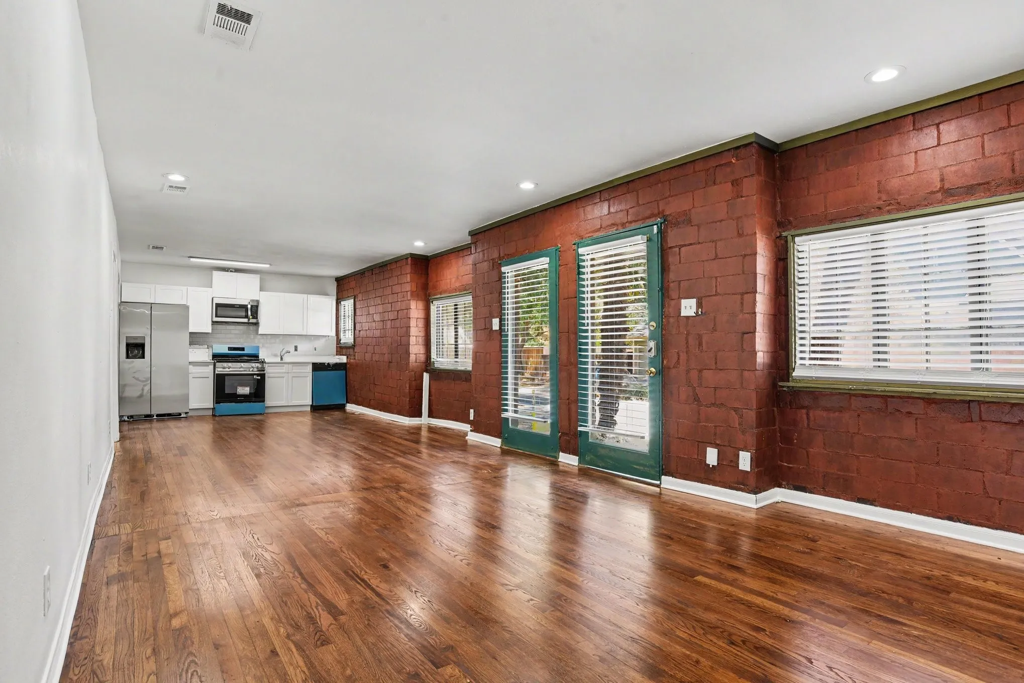 Quadruplex For Rent in Dallas County , 405 N Prairie, Dallas, Texas 75246, 2 Bedroom, 1 Bathroom, Garage spaces, 1,200 Sqft, built in 1946, mls#21372456, Real Estate Agent in Dallas, Homes For Rent in Dallas county, Homes For Rent in Dallas, Realtor in Dallas Texas, Real Estate Brokerage Independent Realty Texas, Luminita Cordes Realtor
