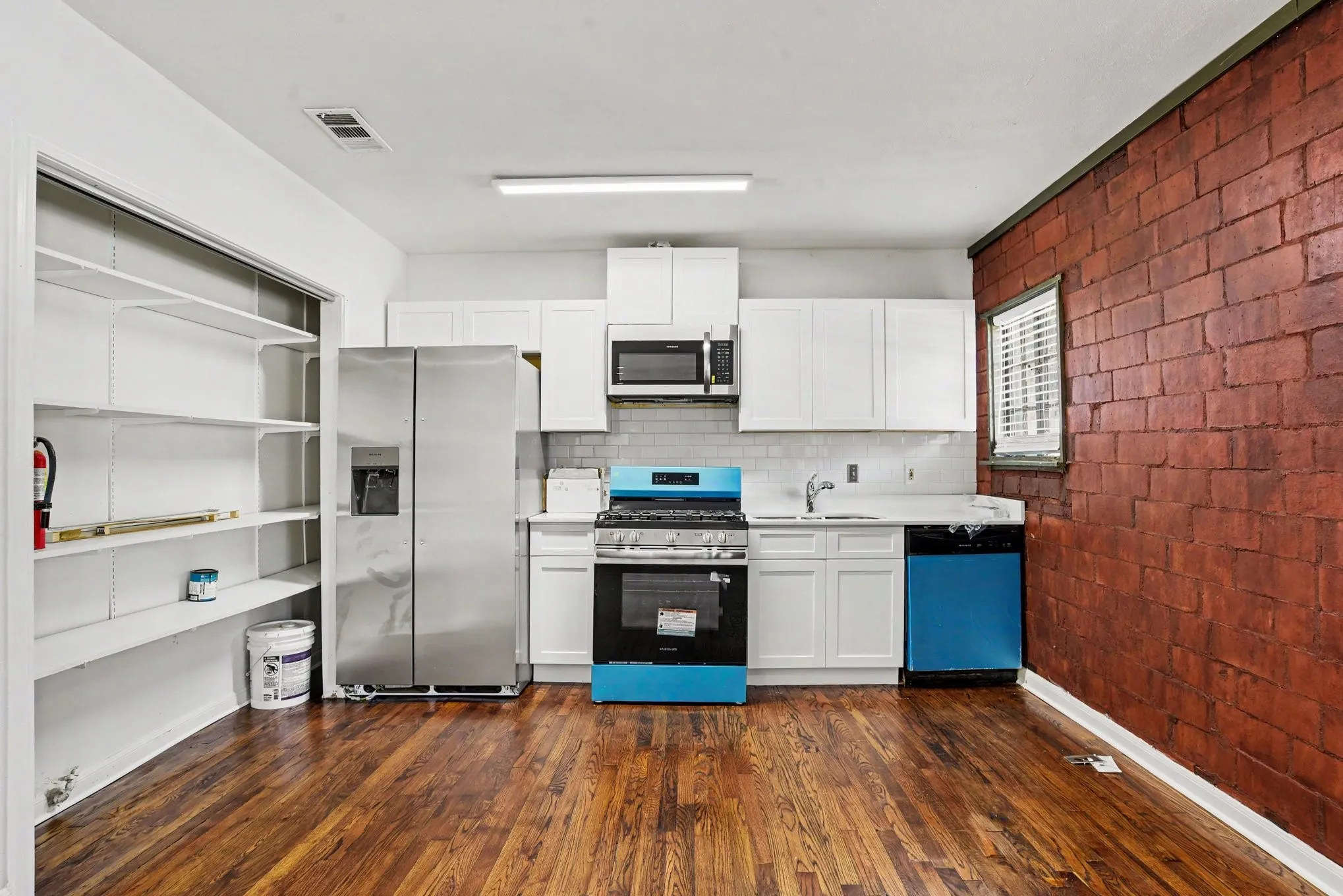 Quadruplex For Rent in Dallas County , 405 N Prairie, Dallas, Texas 75246, 2 Bedroom, 1 Bathroom, Garage spaces, 1,200 Sqft, built in 1946, mls#21372456, Real Estate Agent in Dallas, Homes For Rent in Dallas county, Homes For Rent in Dallas, Realtor in Dallas Texas, Real Estate Brokerage Independent Realty Texas, Luminita Cordes Realtor