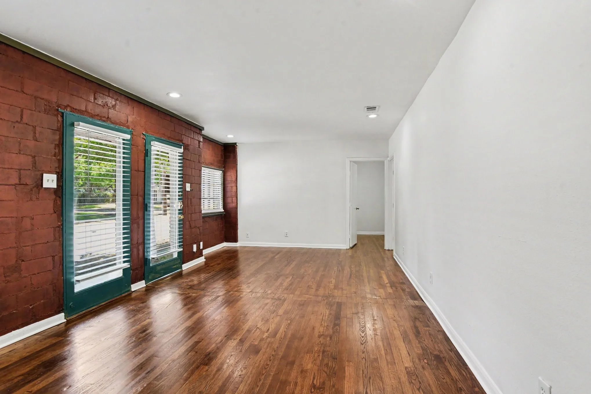 Quadruplex For Rent in Dallas County , 405 N Prairie, Dallas, Texas 75246, 2 Bedroom, 1 Bathroom, Garage spaces, 1,200 Sqft, built in 1946, mls#21372456, Real Estate Agent in Dallas, Homes For Rent in Dallas county, Homes For Rent in Dallas, Realtor in Dallas Texas, Real Estate Brokerage Independent Realty Texas, Luminita Cordes Realtor