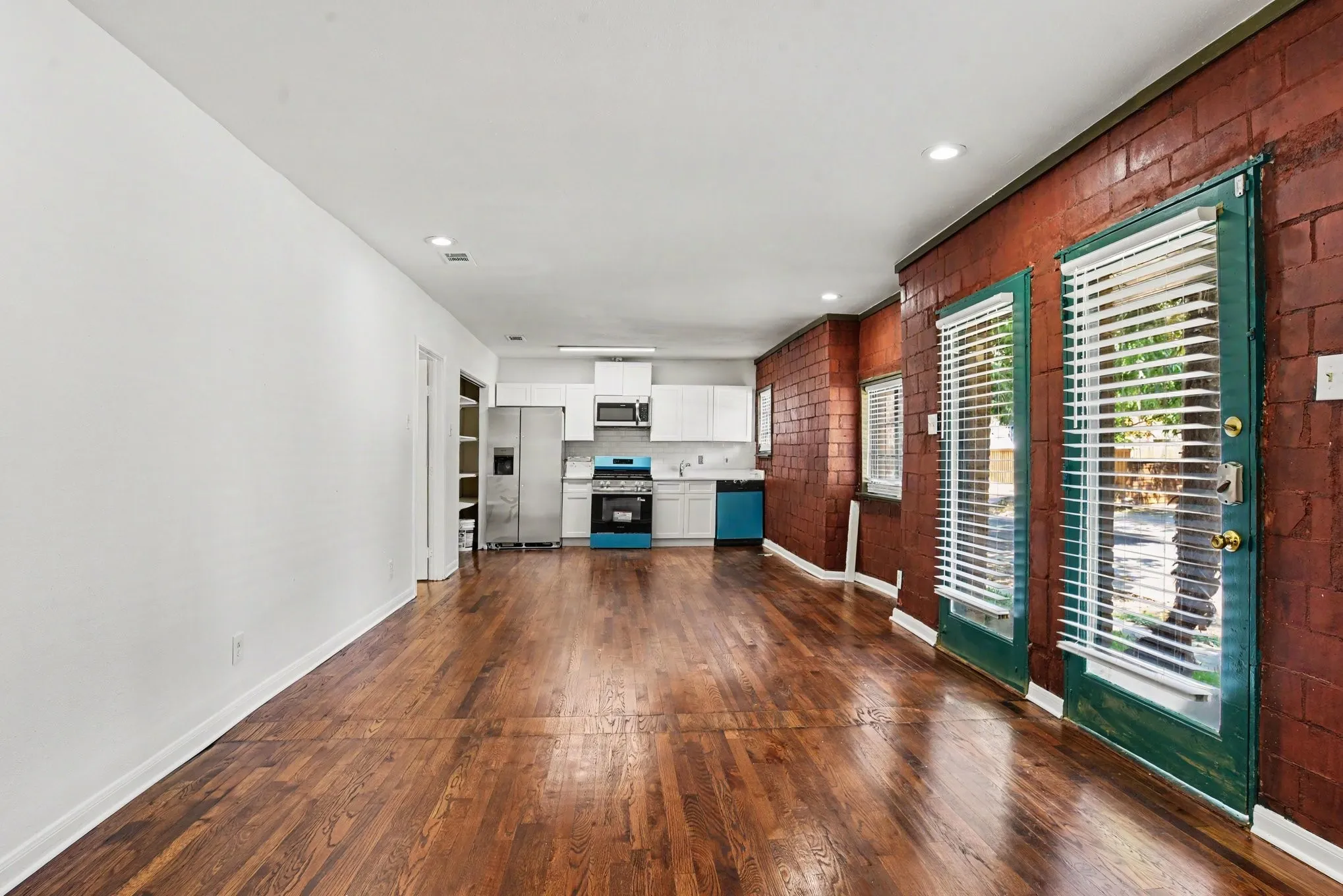 Quadruplex For Rent in Dallas County , 405 N Prairie, Dallas, Texas 75246, 2 Bedroom, 1 Bathroom, Garage spaces, 1,200 Sqft, built in 1946, mls#21372456, Real Estate Agent in Dallas, Homes For Rent in Dallas county, Homes For Rent in Dallas, Realtor in Dallas Texas, Real Estate Brokerage Independent Realty Texas, Luminita Cordes Realtor