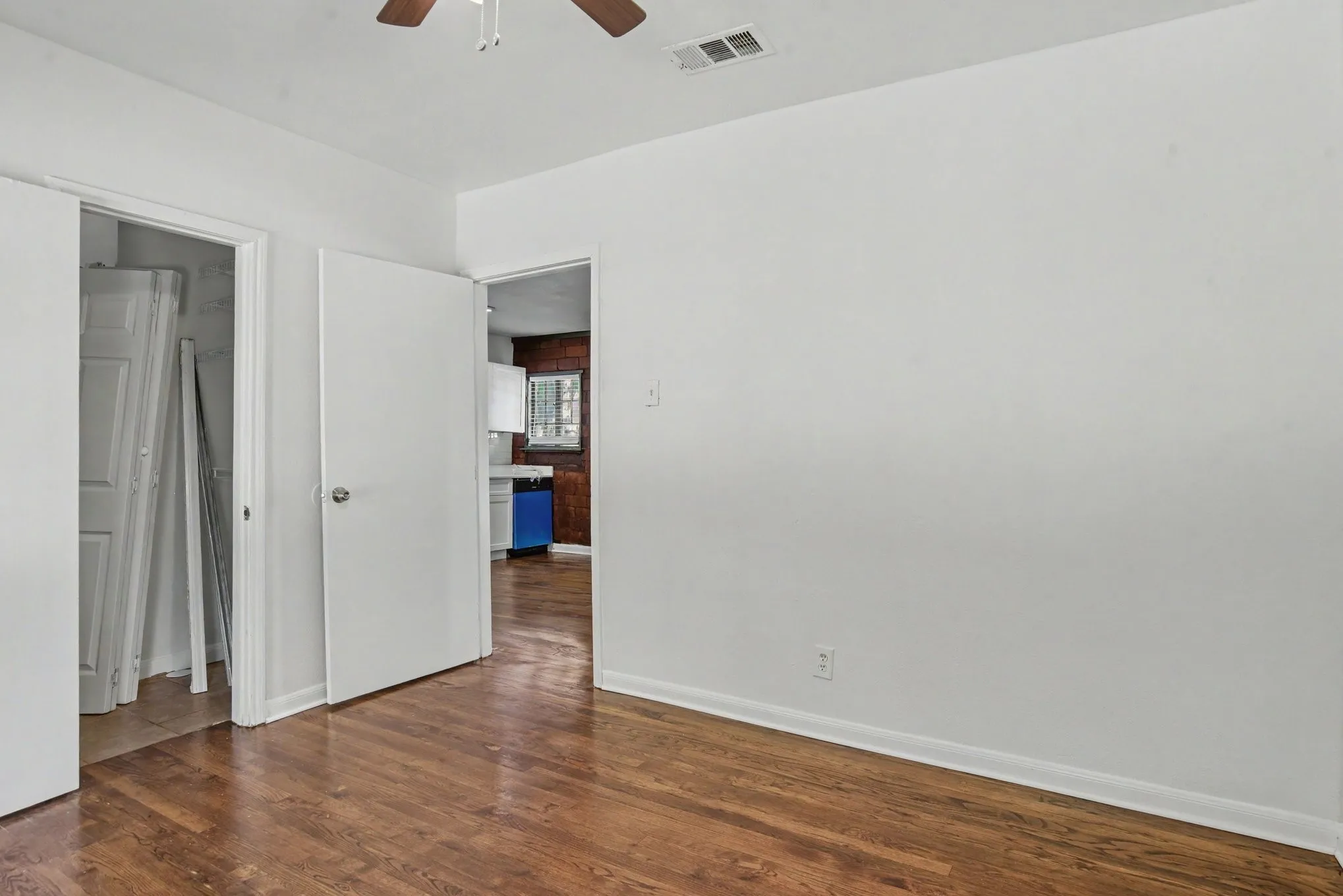 Quadruplex For Rent in Dallas County , 405 N Prairie, Dallas, Texas 75246, 2 Bedroom, 1 Bathroom, Garage spaces, 1,200 Sqft, built in 1946, mls#21372456, Real Estate Agent in Dallas, Homes For Rent in Dallas county, Homes For Rent in Dallas, Realtor in Dallas Texas, Real Estate Brokerage Independent Realty Texas, Luminita Cordes Realtor