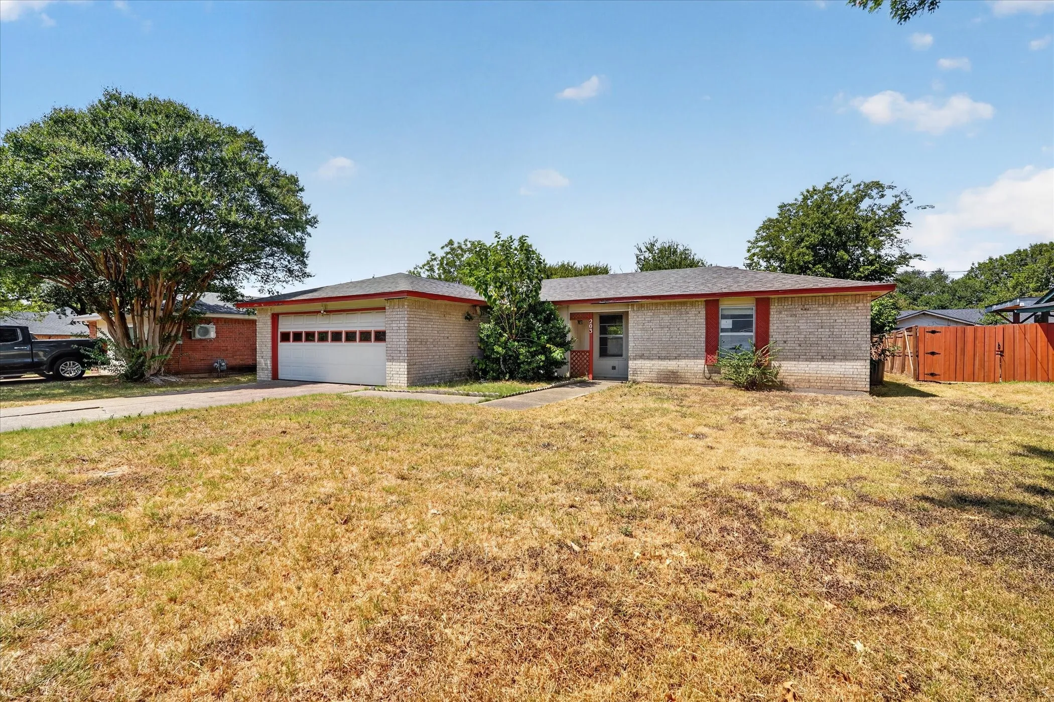 Single Family Residence For Sale in Ellis County , 203 Myrtle Avenue, Waxahachie, Texas 75165, 2 Bedroom, 2 Bathroom, 2 Garage spaces, 1,188 Sqft, built in 1984, mls#21371200, Real Estate Agent in Waxahachie, Homes For Sale in Ellis county, Homes For Sale in Waxahachie, Realtor in Waxahachie Texas, Real Estate Brokerage Independent Realty Texas, Luminita Cordes Realtor