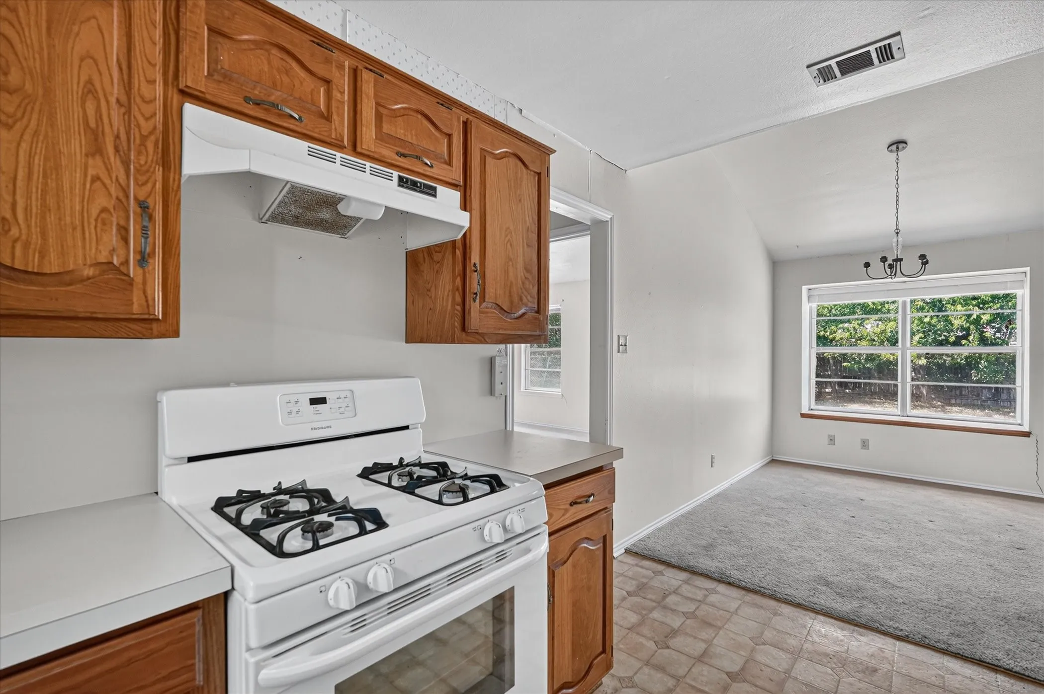 Single Family Residence For Sale in Ellis County , 203 Myrtle Avenue, Waxahachie, Texas 75165, 2 Bedroom, 2 Bathroom, 2 Garage spaces, 1,188 Sqft, built in 1984, mls#21371200, Real Estate Agent in Waxahachie, Homes For Sale in Ellis county, Homes For Sale in Waxahachie, Realtor in Waxahachie Texas, Real Estate Brokerage Independent Realty Texas, Luminita Cordes Realtor