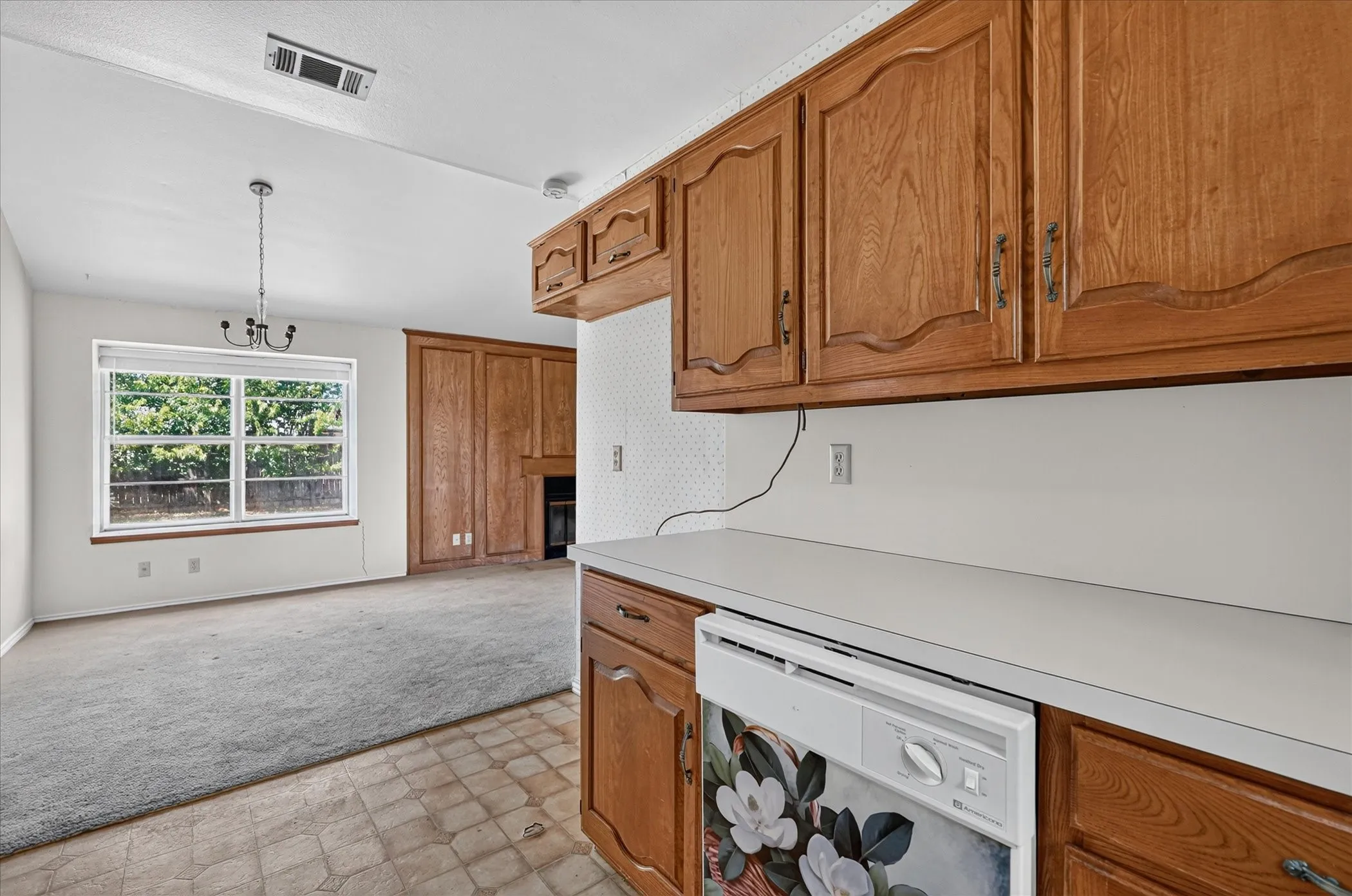 Single Family Residence For Sale in Ellis County , 203 Myrtle Avenue, Waxahachie, Texas 75165, 2 Bedroom, 2 Bathroom, 2 Garage spaces, 1,188 Sqft, built in 1984, mls#21371200, Real Estate Agent in Waxahachie, Homes For Sale in Ellis county, Homes For Sale in Waxahachie, Realtor in Waxahachie Texas, Real Estate Brokerage Independent Realty Texas, Luminita Cordes Realtor