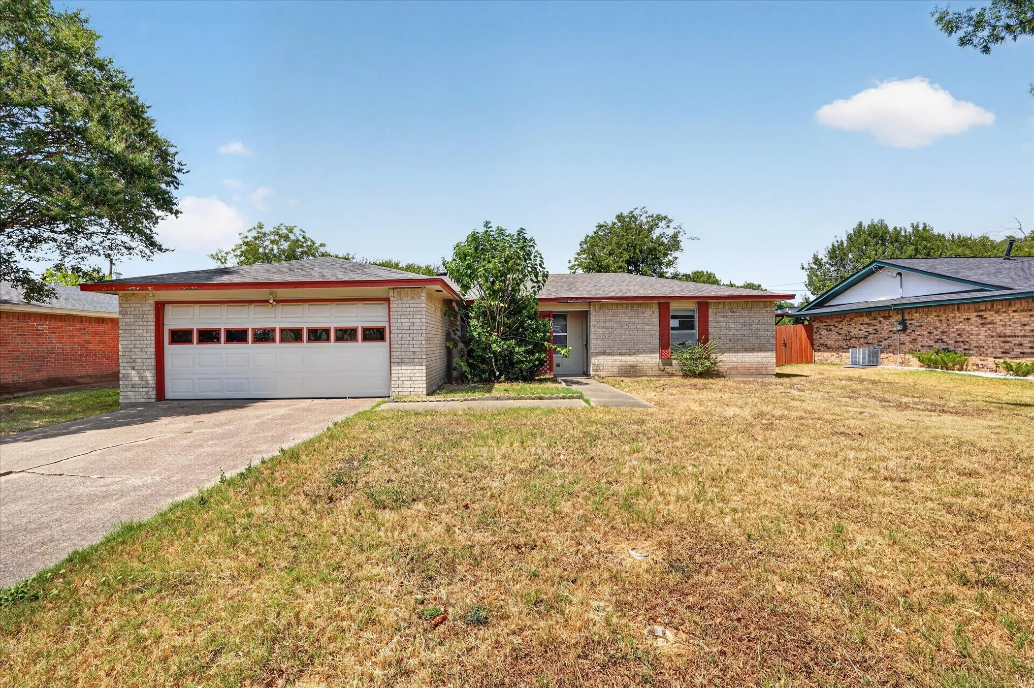 Single Family Residence For Sale in Ellis County , 203 Myrtle Avenue, Waxahachie, Texas 75165, 2 Bedroom, 2 Bathroom, 2 Garage spaces, 1,188 Sqft, built in 1984, mls#21371200, Real Estate Agent in Waxahachie, Homes For Sale in Ellis county, Homes For Sale in Waxahachie, Realtor in Waxahachie Texas, Real Estate Brokerage Independent Realty Texas, Luminita Cordes Realtor
