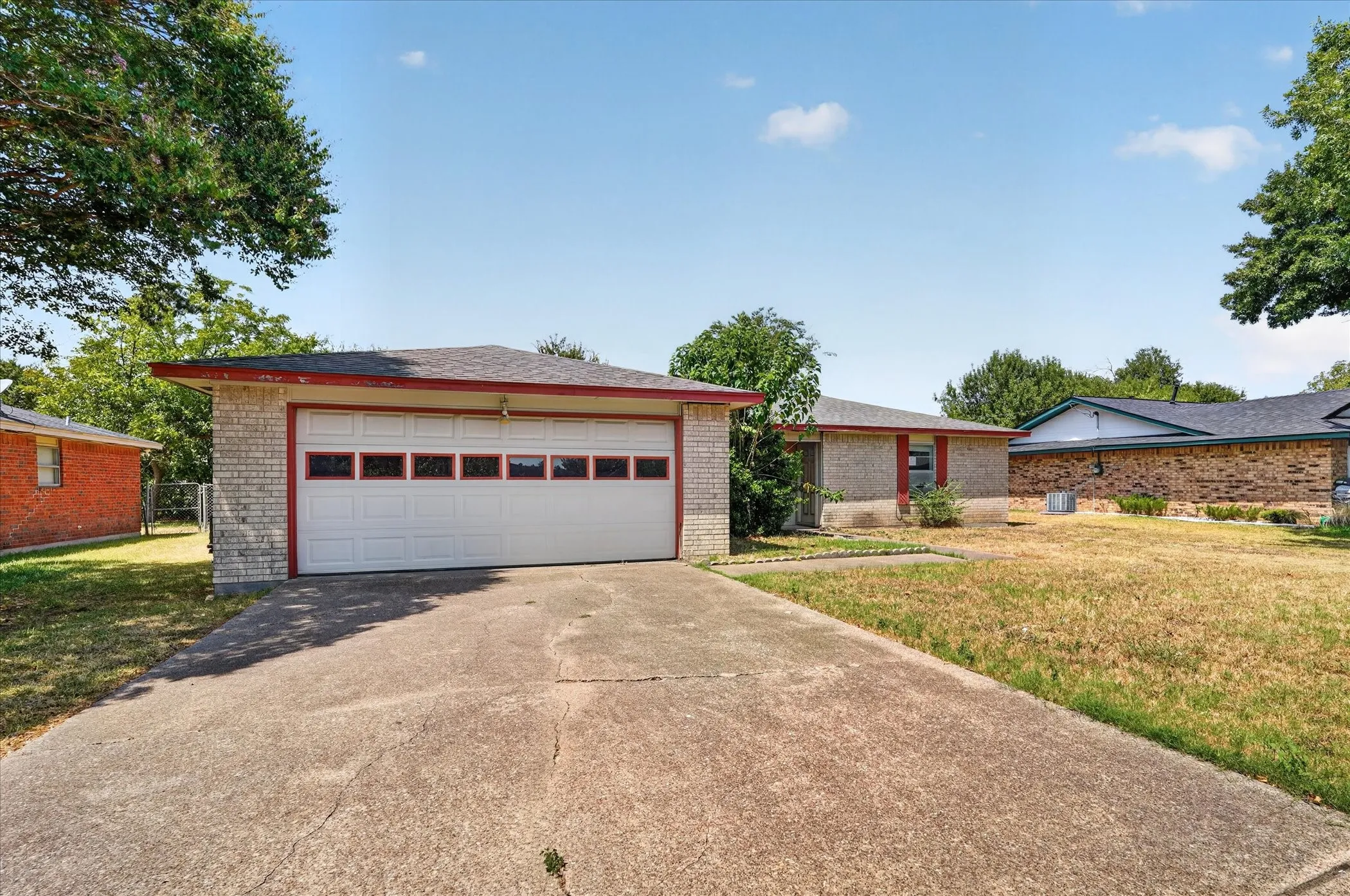 Single Family Residence For Sale in Ellis County , 203 Myrtle Avenue, Waxahachie, Texas 75165, 2 Bedroom, 2 Bathroom, 2 Garage spaces, 1,188 Sqft, built in 1984, mls#21371200, Real Estate Agent in Waxahachie, Homes For Sale in Ellis county, Homes For Sale in Waxahachie, Realtor in Waxahachie Texas, Real Estate Brokerage Independent Realty Texas, Luminita Cordes Realtor