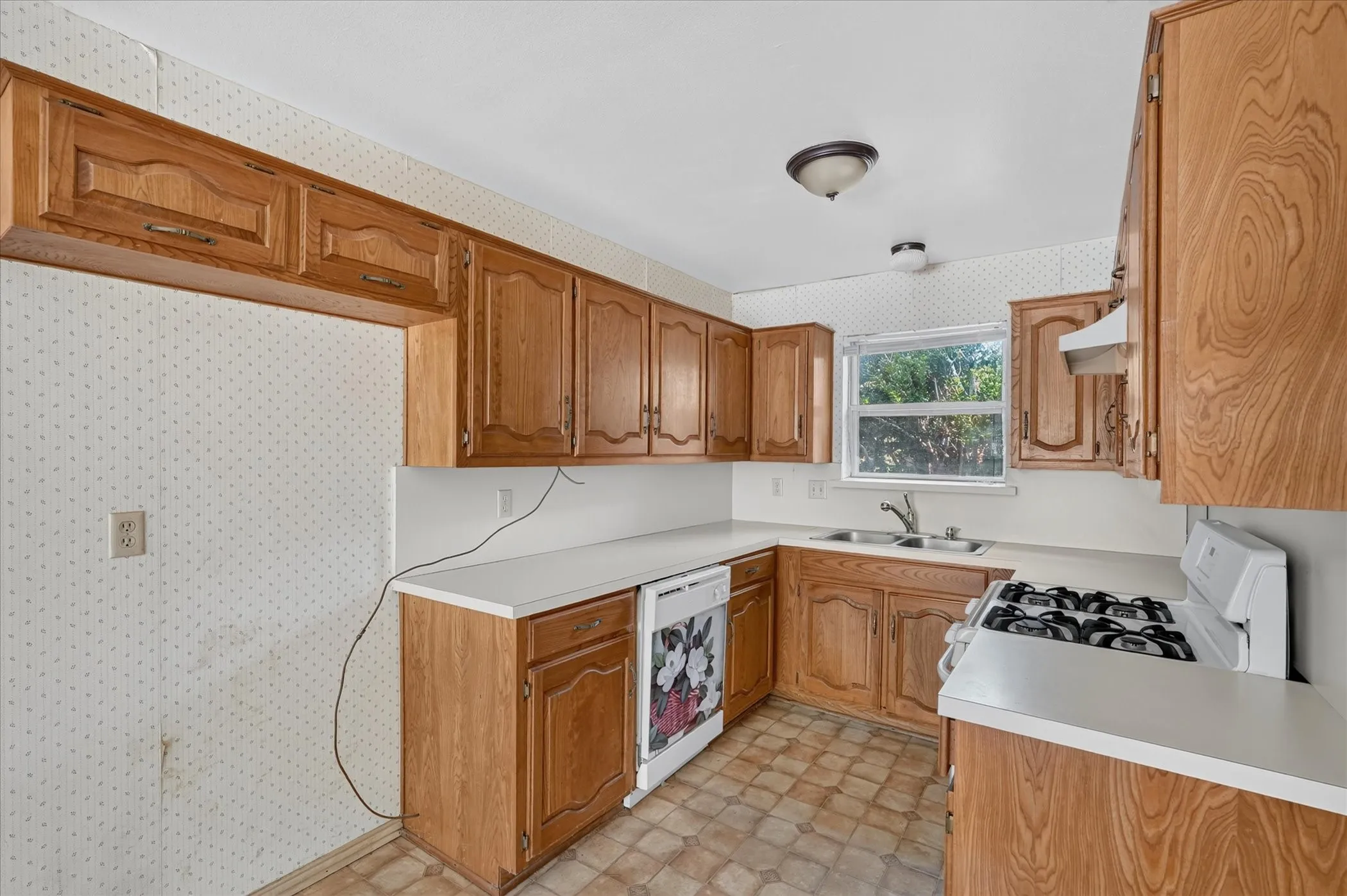 Single Family Residence For Sale in Ellis County , 203 Myrtle Avenue, Waxahachie, Texas 75165, 2 Bedroom, 2 Bathroom, 2 Garage spaces, 1,188 Sqft, built in 1984, mls#21371200, Real Estate Agent in Waxahachie, Homes For Sale in Ellis county, Homes For Sale in Waxahachie, Realtor in Waxahachie Texas, Real Estate Brokerage Independent Realty Texas, Luminita Cordes Realtor