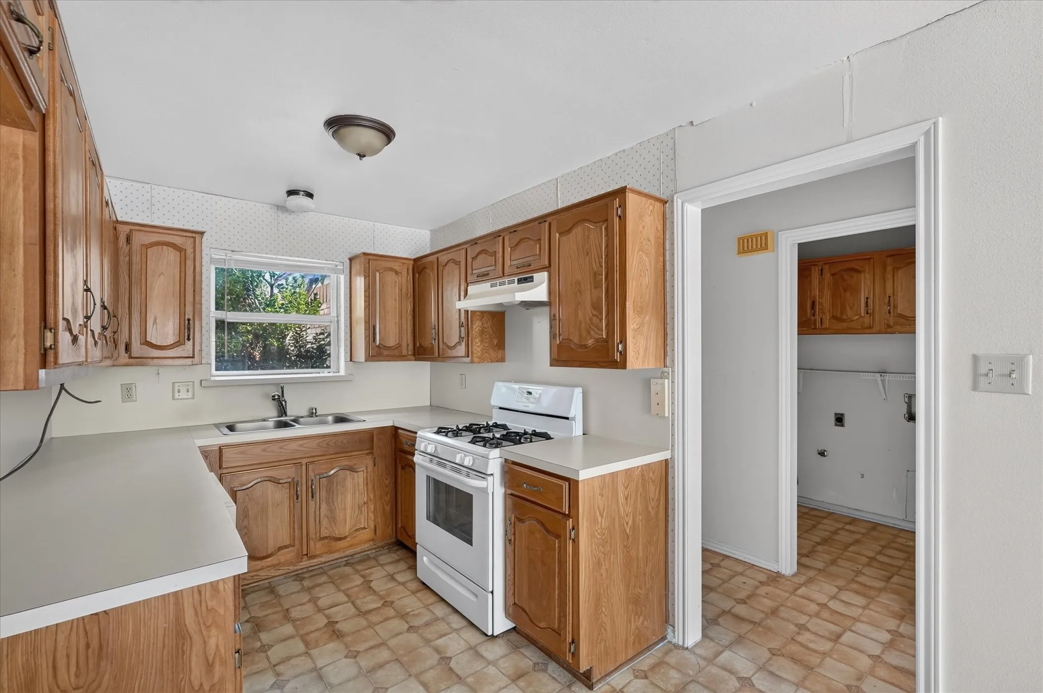 Single Family Residence For Sale in Ellis County , 203 Myrtle Avenue, Waxahachie, Texas 75165, 2 Bedroom, 2 Bathroom, 2 Garage spaces, 1,188 Sqft, built in 1984, mls#21371200, Real Estate Agent in Waxahachie, Homes For Sale in Ellis county, Homes For Sale in Waxahachie, Realtor in Waxahachie Texas, Real Estate Brokerage Independent Realty Texas, Luminita Cordes Realtor