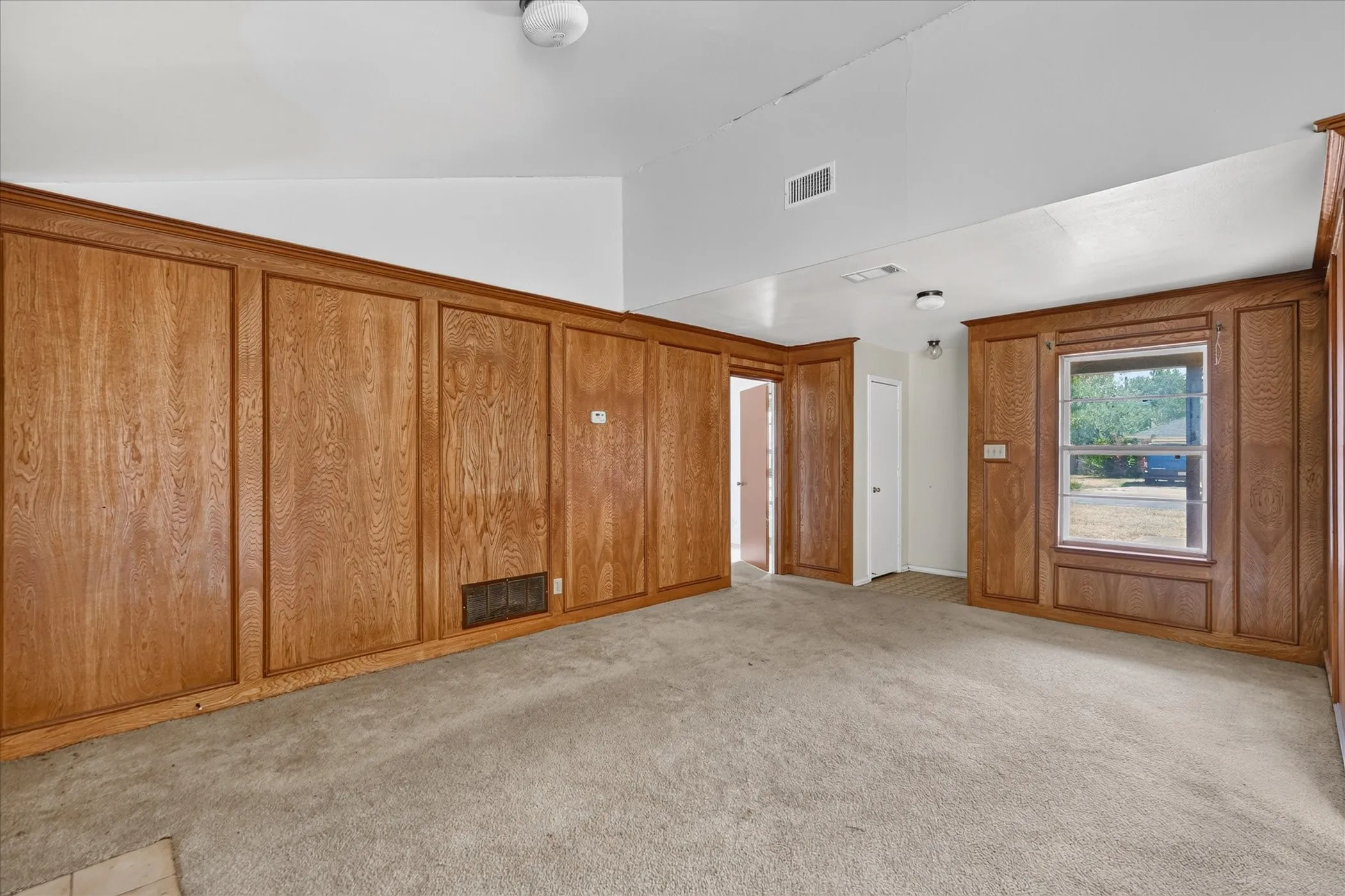 Single Family Residence For Sale in Ellis County , 203 Myrtle Avenue, Waxahachie, Texas 75165, 2 Bedroom, 2 Bathroom, 2 Garage spaces, 1,188 Sqft, built in 1984, mls#21371200, Real Estate Agent in Waxahachie, Homes For Sale in Ellis county, Homes For Sale in Waxahachie, Realtor in Waxahachie Texas, Real Estate Brokerage Independent Realty Texas, Luminita Cordes Realtor