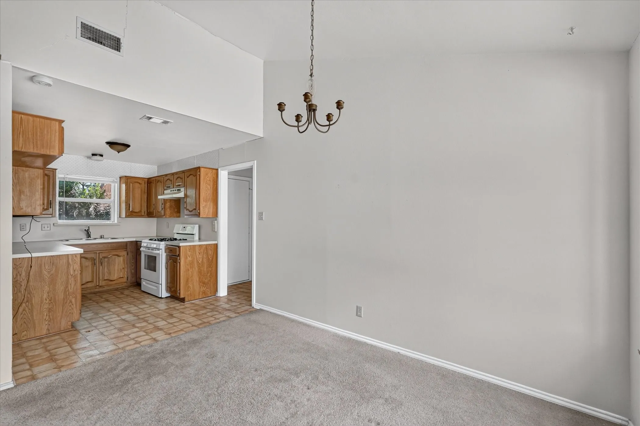 Single Family Residence For Sale in Ellis County , 203 Myrtle Avenue, Waxahachie, Texas 75165, 2 Bedroom, 2 Bathroom, 2 Garage spaces, 1,188 Sqft, built in 1984, mls#21371200, Real Estate Agent in Waxahachie, Homes For Sale in Ellis county, Homes For Sale in Waxahachie, Realtor in Waxahachie Texas, Real Estate Brokerage Independent Realty Texas, Luminita Cordes Realtor