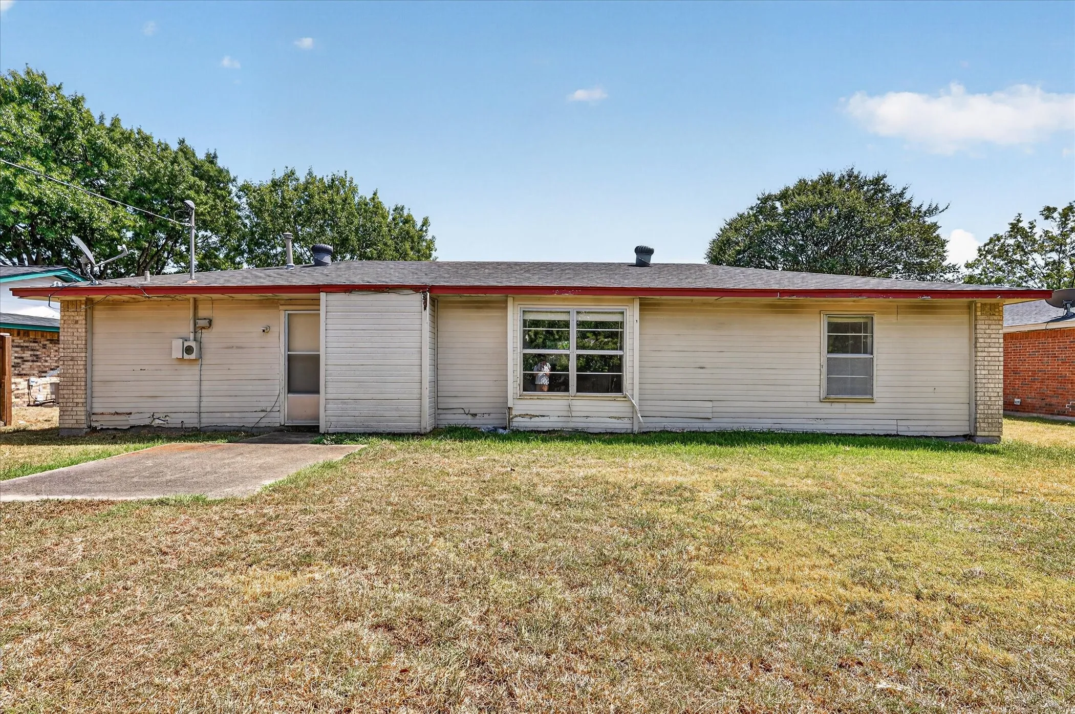 Single Family Residence For Sale in Ellis County , 203 Myrtle Avenue, Waxahachie, Texas 75165, 2 Bedroom, 2 Bathroom, 2 Garage spaces, 1,188 Sqft, built in 1984, mls#21371200, Real Estate Agent in Waxahachie, Homes For Sale in Ellis county, Homes For Sale in Waxahachie, Realtor in Waxahachie Texas, Real Estate Brokerage Independent Realty Texas, Luminita Cordes Realtor