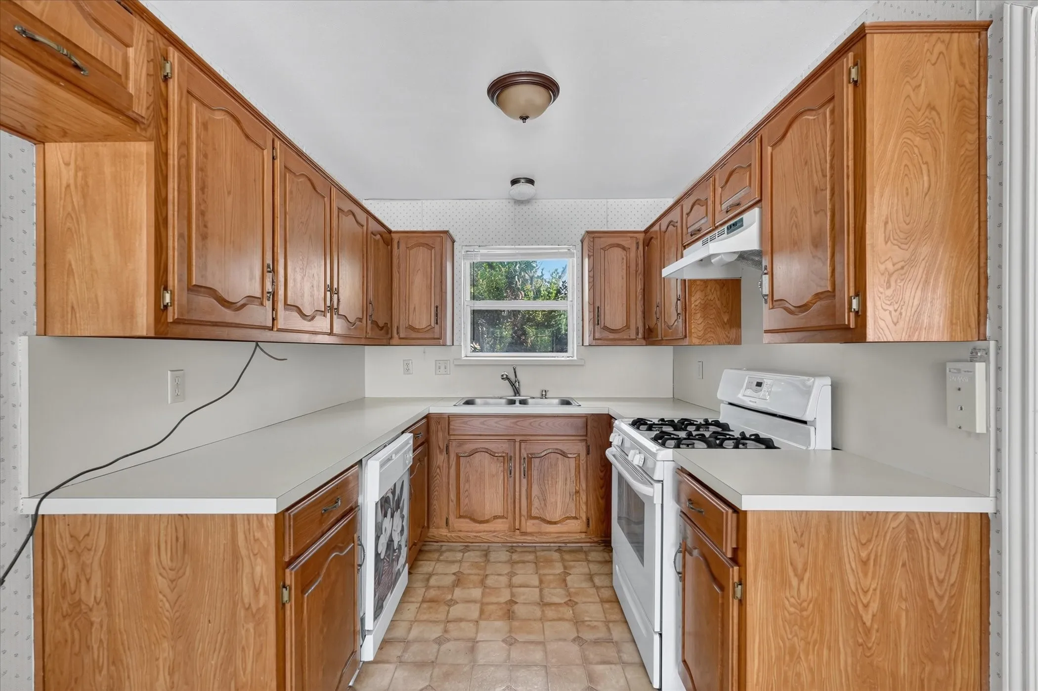 Single Family Residence For Sale in Ellis County , 203 Myrtle Avenue, Waxahachie, Texas 75165, 2 Bedroom, 2 Bathroom, 2 Garage spaces, 1,188 Sqft, built in 1984, mls#21371200, Real Estate Agent in Waxahachie, Homes For Sale in Ellis county, Homes For Sale in Waxahachie, Realtor in Waxahachie Texas, Real Estate Brokerage Independent Realty Texas, Luminita Cordes Realtor