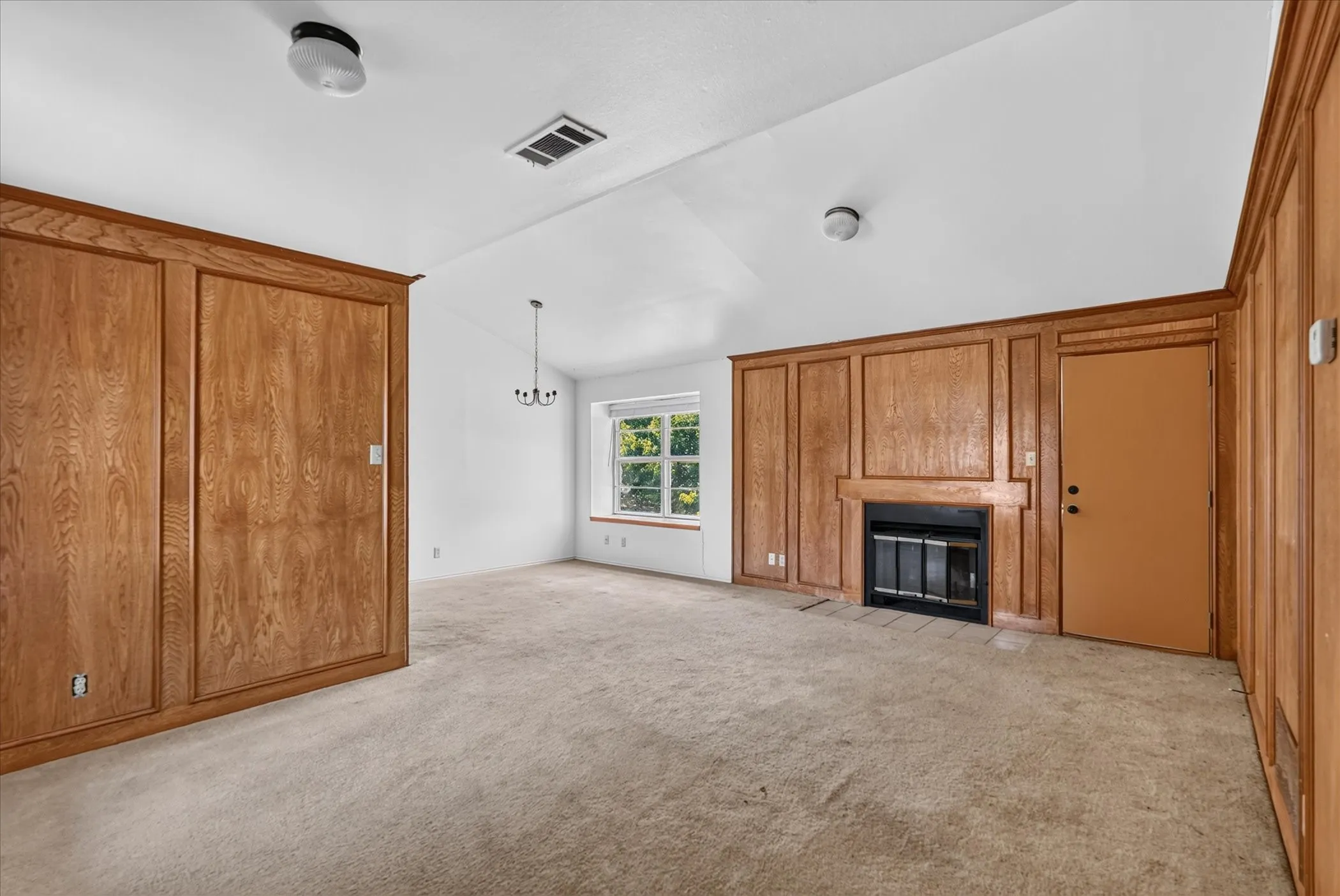 Single Family Residence For Sale in Ellis County , 203 Myrtle Avenue, Waxahachie, Texas 75165, 2 Bedroom, 2 Bathroom, 2 Garage spaces, 1,188 Sqft, built in 1984, mls#21371200, Real Estate Agent in Waxahachie, Homes For Sale in Ellis county, Homes For Sale in Waxahachie, Realtor in Waxahachie Texas, Real Estate Brokerage Independent Realty Texas, Luminita Cordes Realtor
