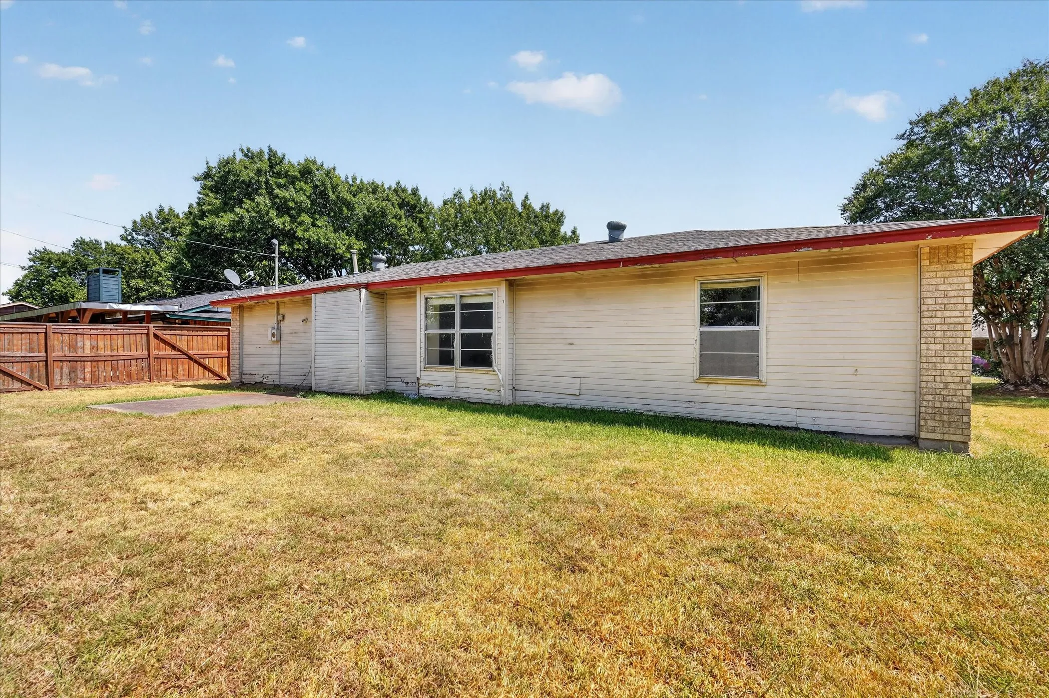 Single Family Residence For Sale in Ellis County , 203 Myrtle Avenue, Waxahachie, Texas 75165, 2 Bedroom, 2 Bathroom, 2 Garage spaces, 1,188 Sqft, built in 1984, mls#21371200, Real Estate Agent in Waxahachie, Homes For Sale in Ellis county, Homes For Sale in Waxahachie, Realtor in Waxahachie Texas, Real Estate Brokerage Independent Realty Texas, Luminita Cordes Realtor
