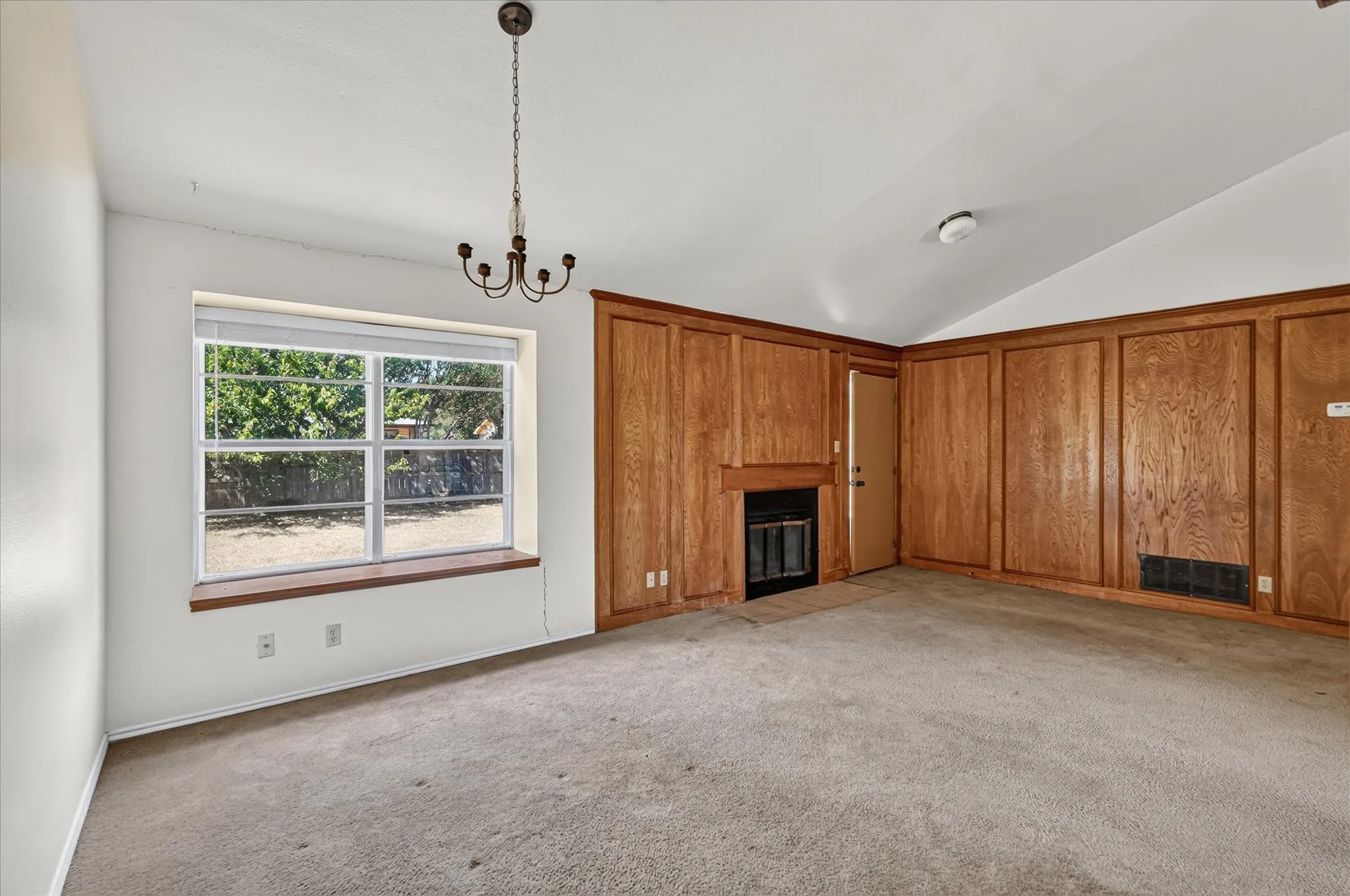 Single Family Residence For Sale in Ellis County , 203 Myrtle Avenue, Waxahachie, Texas 75165, 2 Bedroom, 2 Bathroom, 2 Garage spaces, 1,188 Sqft, built in 1984, mls#21371200, Real Estate Agent in Waxahachie, Homes For Sale in Ellis county, Homes For Sale in Waxahachie, Realtor in Waxahachie Texas, Real Estate Brokerage Independent Realty Texas, Luminita Cordes Realtor
