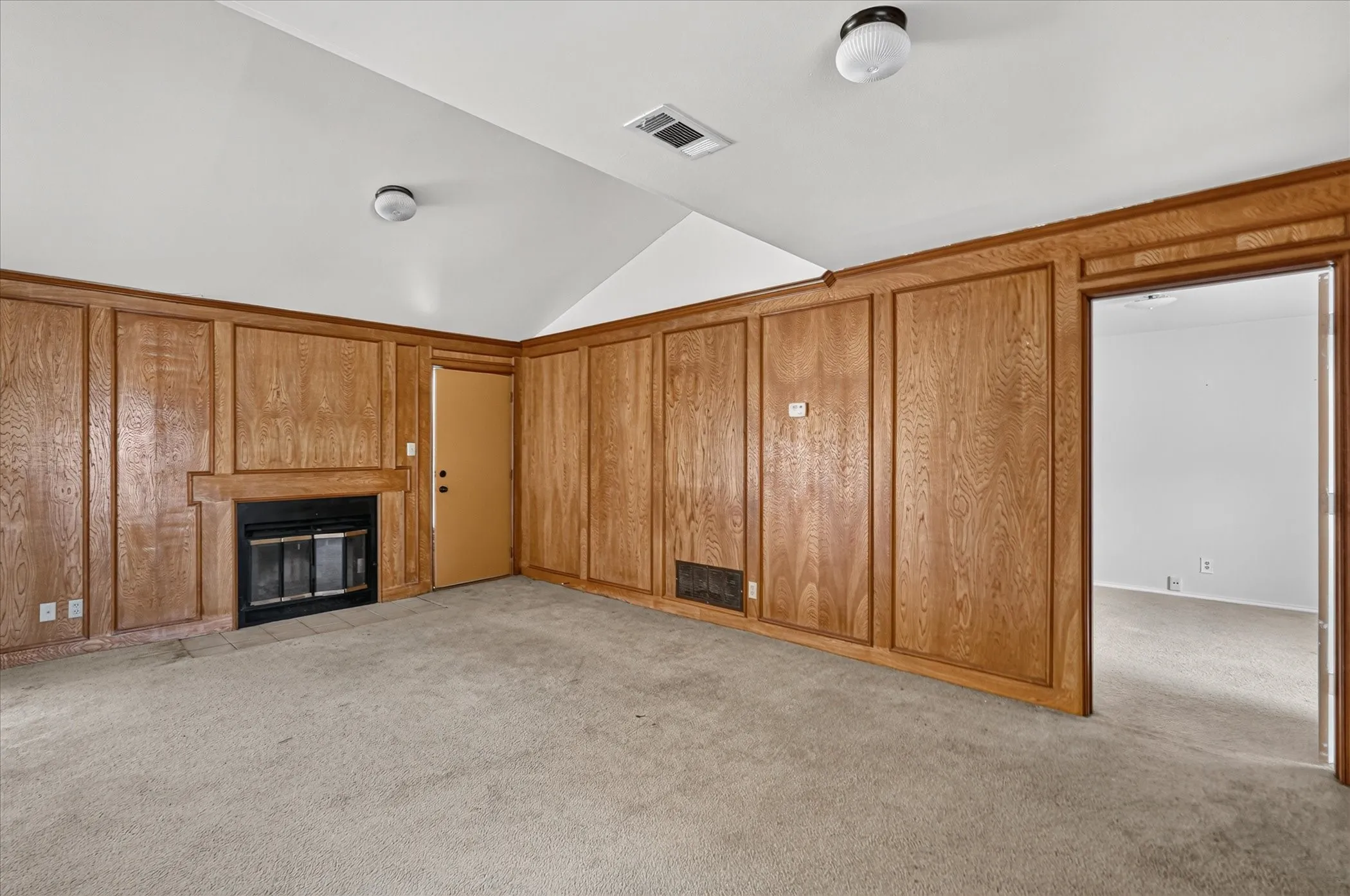 Single Family Residence For Sale in Ellis County , 203 Myrtle Avenue, Waxahachie, Texas 75165, 2 Bedroom, 2 Bathroom, 2 Garage spaces, 1,188 Sqft, built in 1984, mls#21371200, Real Estate Agent in Waxahachie, Homes For Sale in Ellis county, Homes For Sale in Waxahachie, Realtor in Waxahachie Texas, Real Estate Brokerage Independent Realty Texas, Luminita Cordes Realtor