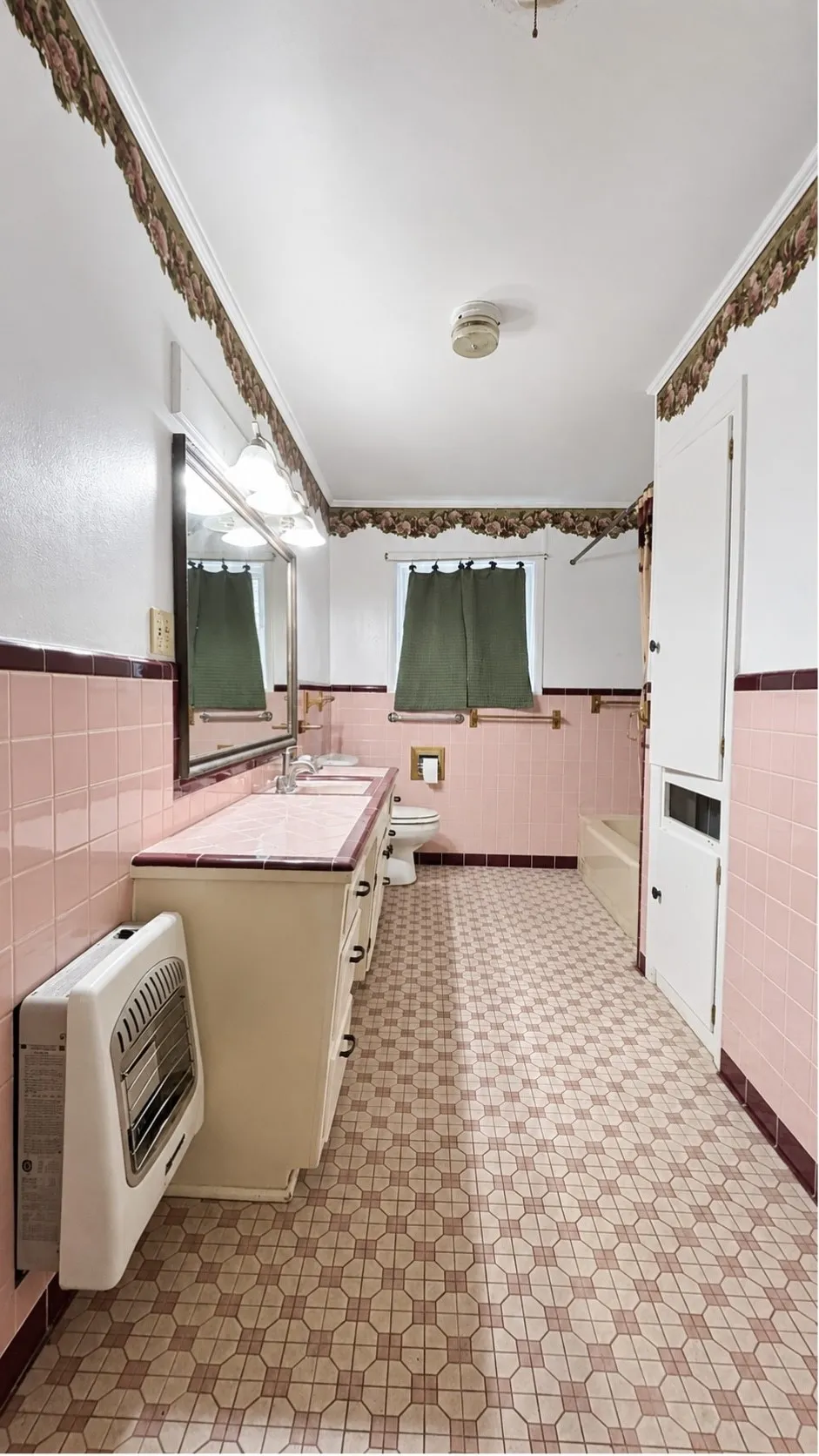 Primary Bathroom with Shower/Bath Combo in Red Brick Home.