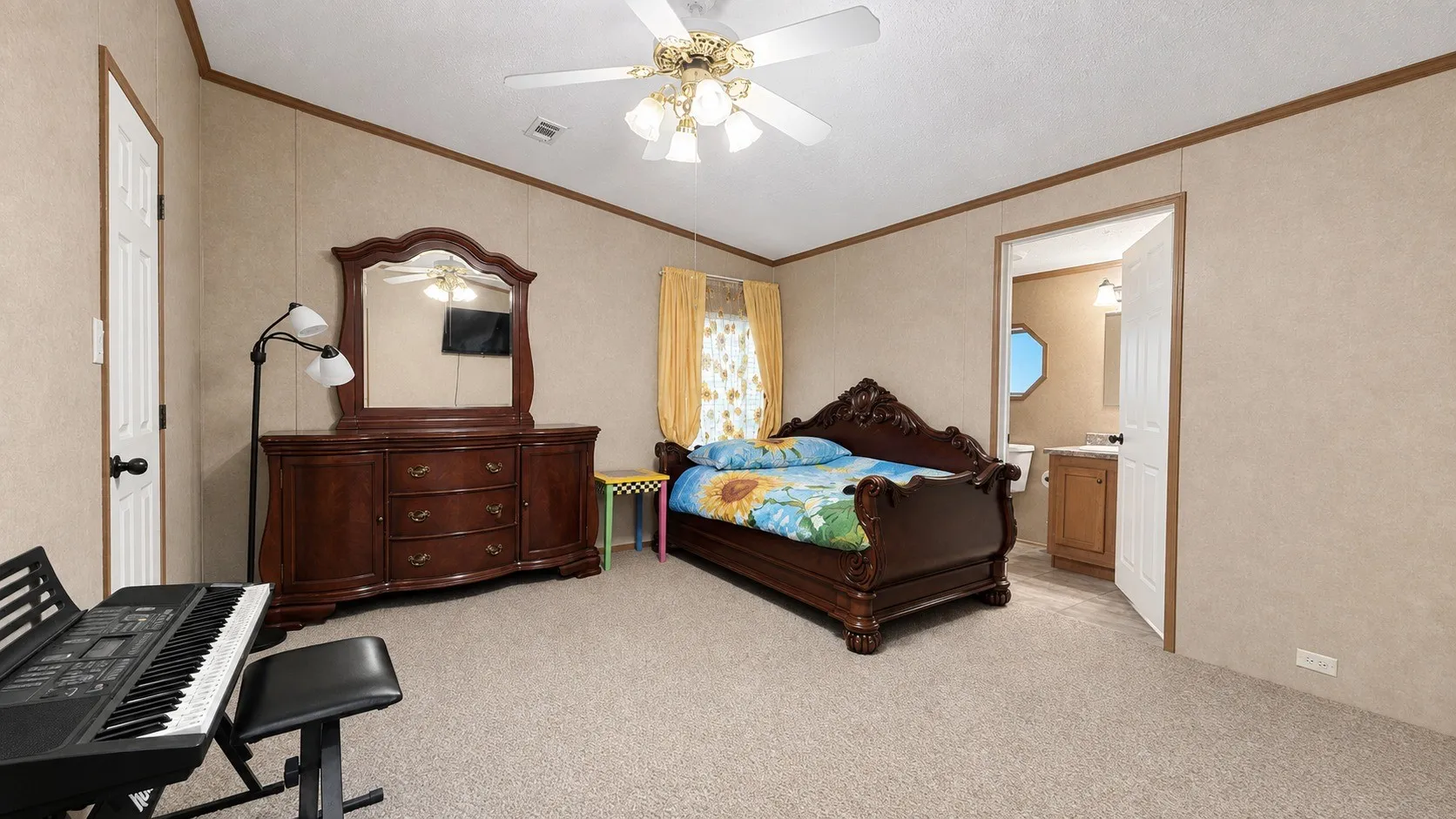 2nd Bedroom with En-Suite Bathroom in Double-Wide home.