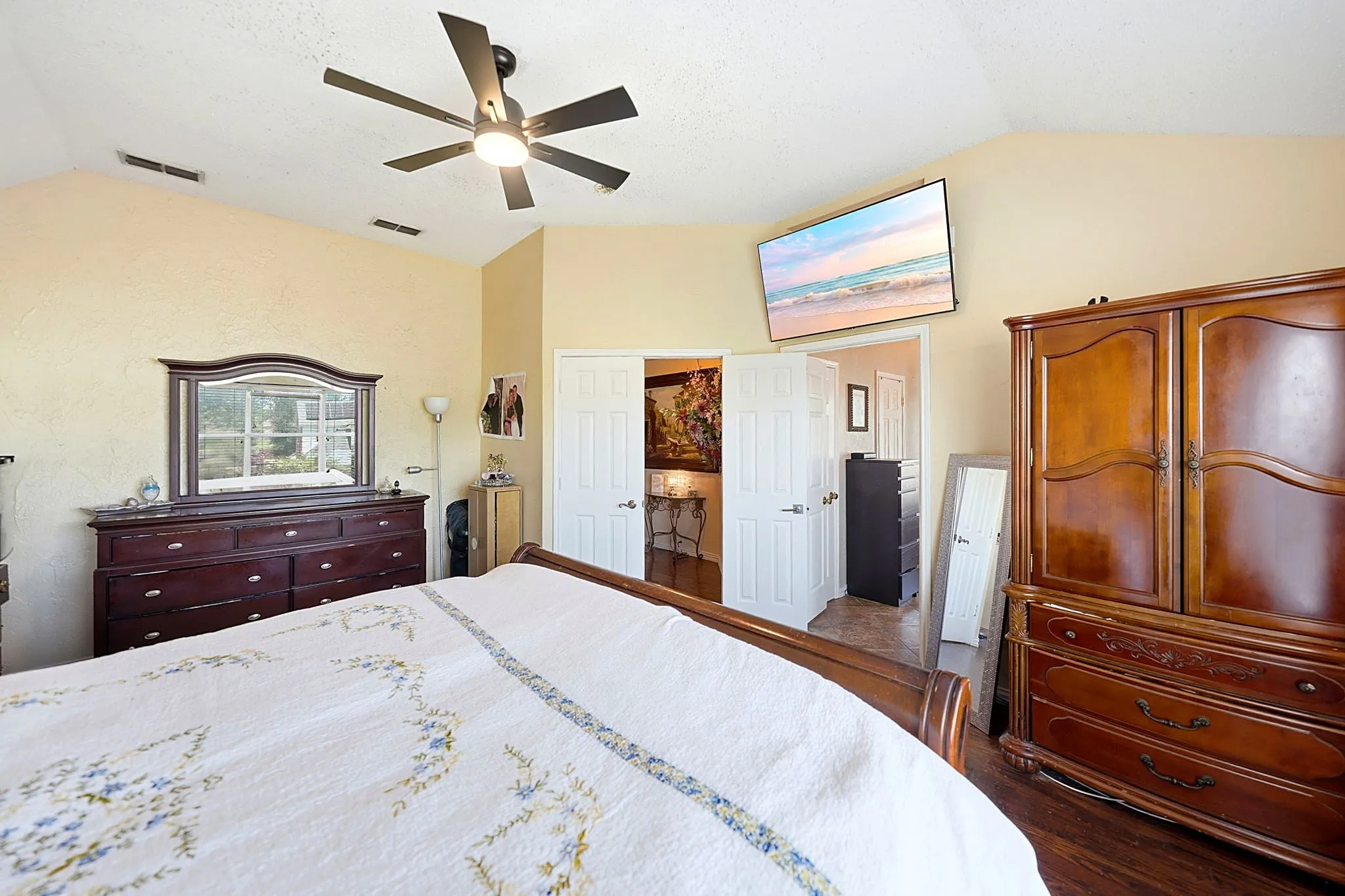 Vaulted ceiling with a ceiling fan