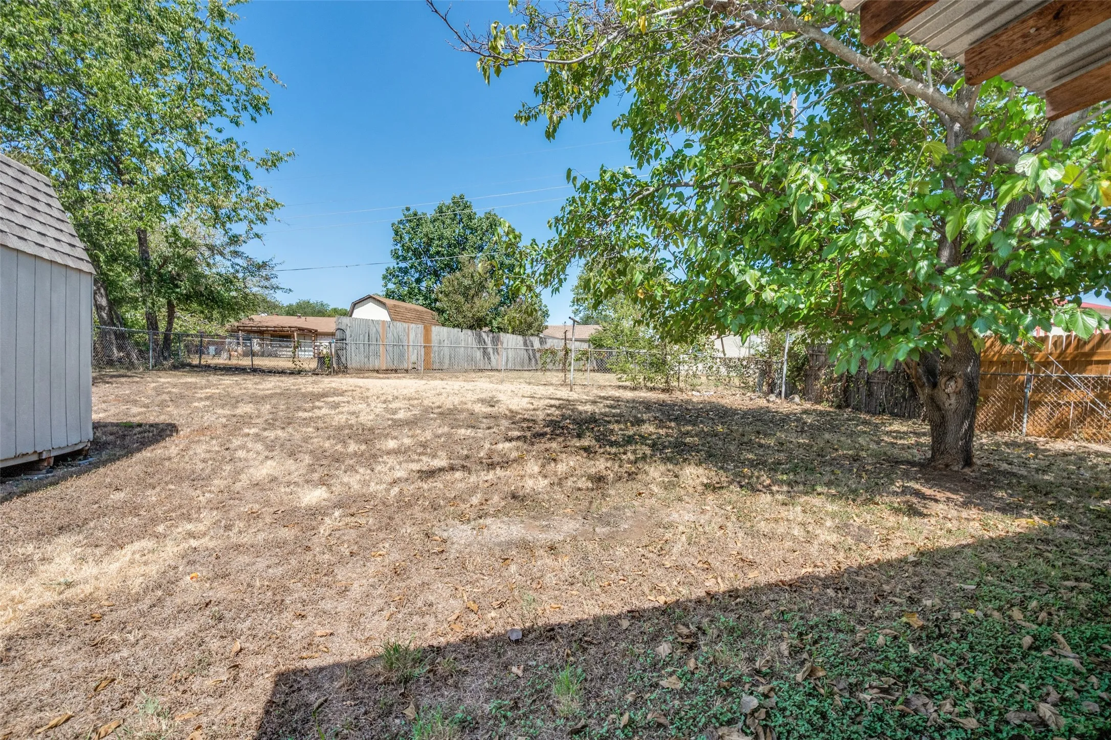 Single Family Residence For Sale in Tarrant County , 821 E Glendale St., Crowley, Texas 76036, 2 Bedroom, 1 Bathroom, 1 Garage spaces, 1,297 Sqft, built in 1970, mls#21372097, Real Estate Agent in Crowley, Homes For Sale in Tarrant county, Homes For Sale in Crowley, Realtor in Crowley Texas, Real Estate Brokerage Independent Realty Texas, Luminita Cordes Realtor