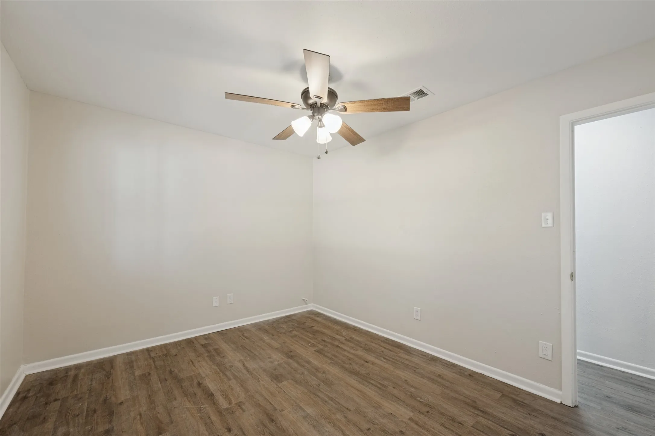 Single Family Residence For Sale in Tarrant County , 821 E Glendale St., Crowley, Texas 76036, 2 Bedroom, 1 Bathroom, 1 Garage spaces, 1,297 Sqft, built in 1970, mls#21372097, Real Estate Agent in Crowley, Homes For Sale in Tarrant county, Homes For Sale in Crowley, Realtor in Crowley Texas, Real Estate Brokerage Independent Realty Texas, Luminita Cordes Realtor