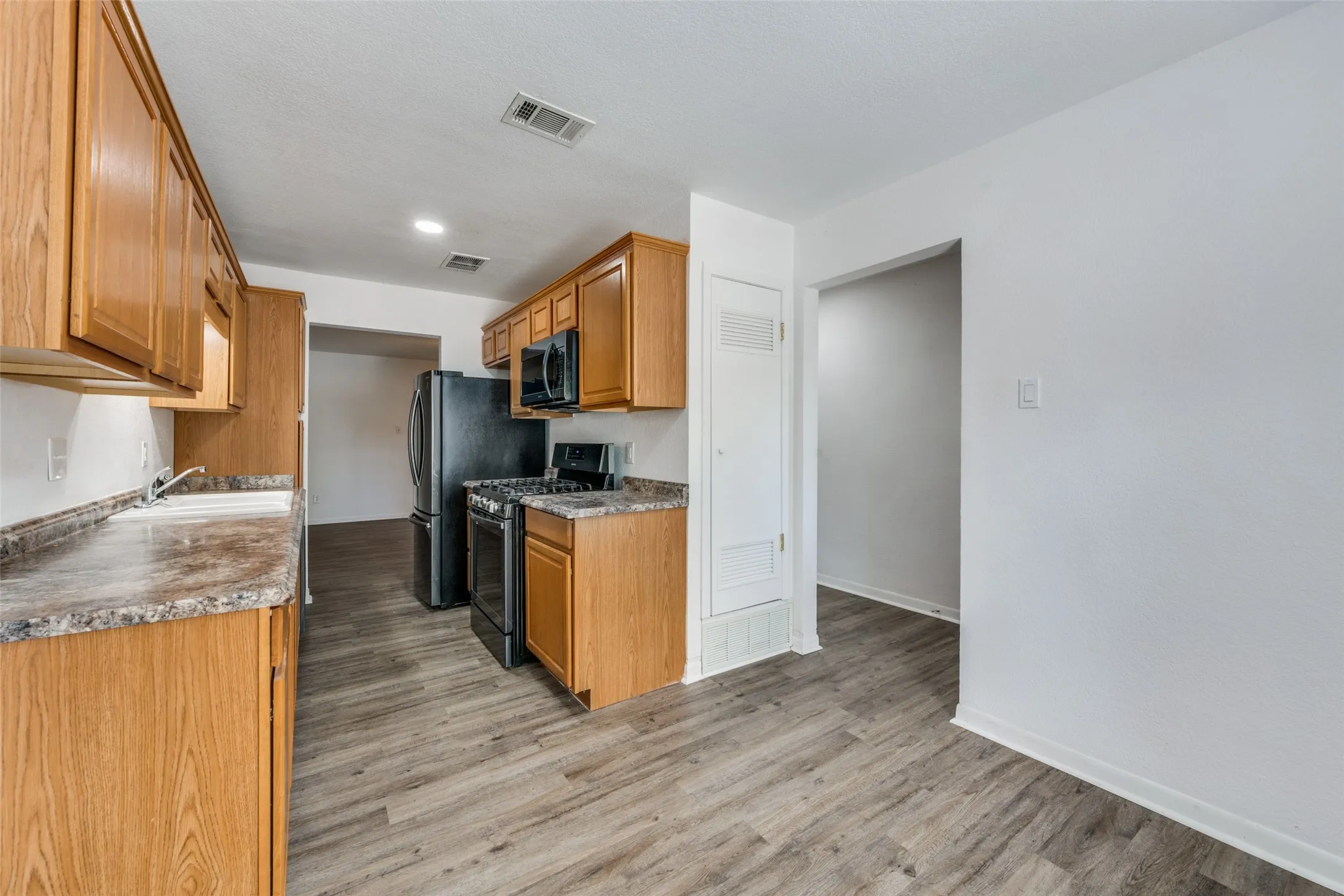 Single Family Residence For Sale in Tarrant County , 821 E Glendale St., Crowley, Texas 76036, 2 Bedroom, 1 Bathroom, 1 Garage spaces, 1,297 Sqft, built in 1970, mls#21372097, Real Estate Agent in Crowley, Homes For Sale in Tarrant county, Homes For Sale in Crowley, Realtor in Crowley Texas, Real Estate Brokerage Independent Realty Texas, Luminita Cordes Realtor