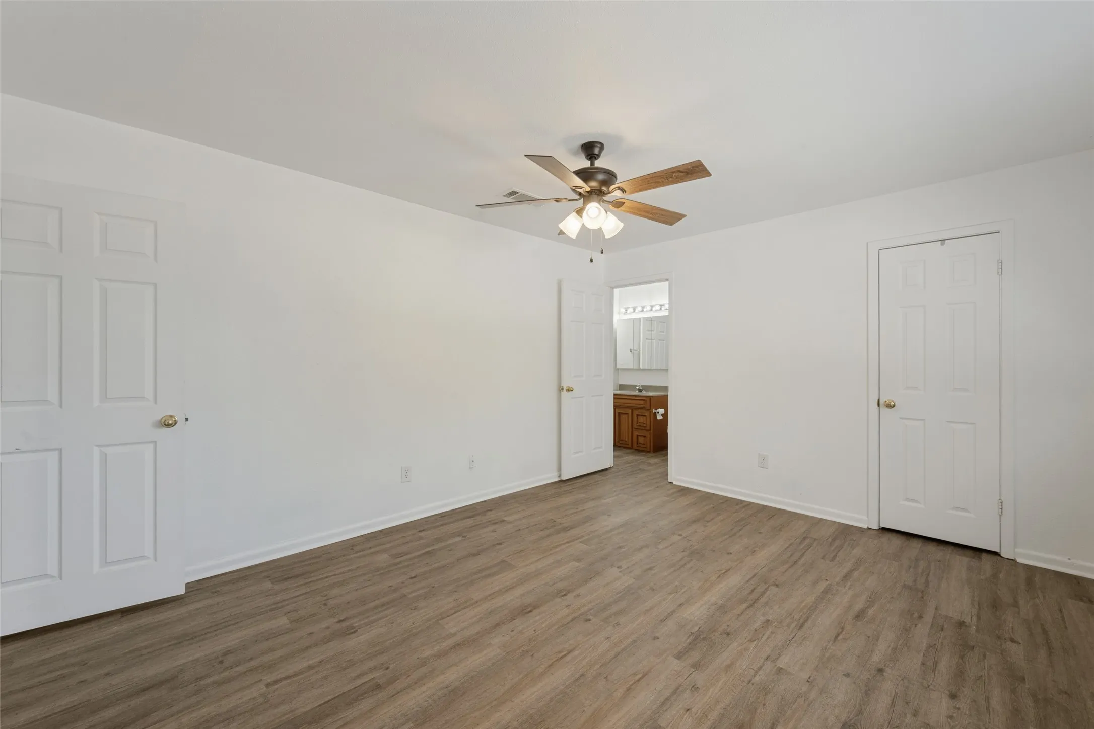 Single Family Residence For Sale in Tarrant County , 821 E Glendale St., Crowley, Texas 76036, 2 Bedroom, 1 Bathroom, 1 Garage spaces, 1,297 Sqft, built in 1970, mls#21372097, Real Estate Agent in Crowley, Homes For Sale in Tarrant county, Homes For Sale in Crowley, Realtor in Crowley Texas, Real Estate Brokerage Independent Realty Texas, Luminita Cordes Realtor