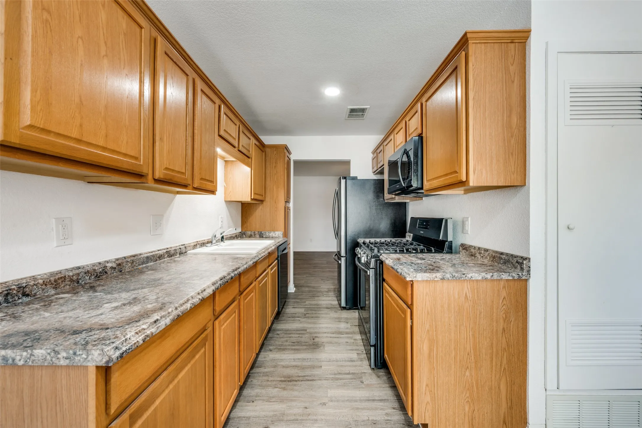 Single Family Residence For Sale in Tarrant County , 821 E Glendale St., Crowley, Texas 76036, 2 Bedroom, 1 Bathroom, 1 Garage spaces, 1,297 Sqft, built in 1970, mls#21372097, Real Estate Agent in Crowley, Homes For Sale in Tarrant county, Homes For Sale in Crowley, Realtor in Crowley Texas, Real Estate Brokerage Independent Realty Texas, Luminita Cordes Realtor
